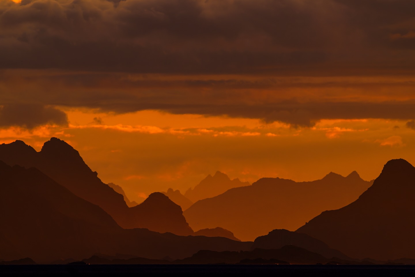 As a little teaser for my upcoming blog-post: Sunrise over Lofoten.
This morning in northern Norway surprised us with incredible light during sunrise and a lot of layers between the mountains far far away. (It’s a telephoto shot with Sigma‘s amazing 500mm 5.6 DG DN OS lens)
@sigma_deutschland @sigma_japan #sigma500mmf56 #sigmalens #elementsphotomag