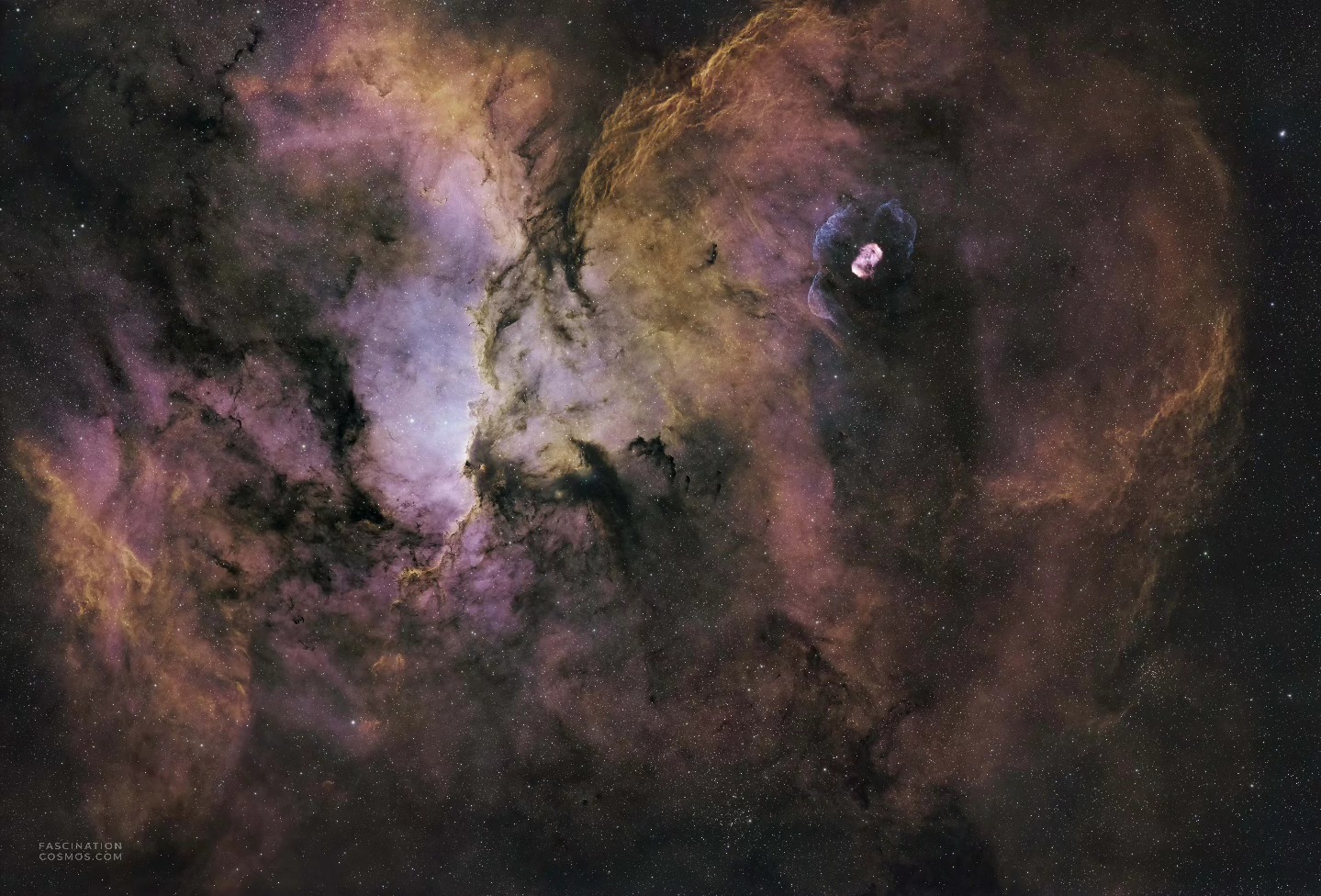 Kämpfende Drachen (NGC6188 aus der RCW108 Region)
Katalognummern NGC 6188 aus der RCW108 Region: Viele sehen hier „kämpfende Drachen“ , da seine Gas- und Staubstrukturen an die Form von Drachen erinnern.
Im nahegelegenen offenen Sternhaufen NGC 6193 befinden sich viele Sterne im „Kleinkindalter“, also erst wenige Millionen Jahre alt. Die heizen aber der rotblauen Region um sich herum ordentlich ein, beste Voraussetzungen für eine HII-Region und der Geburt neuer Sterne!. NGC 6188 ist Emissions- und Reflexionsnebel im Sternbild Ara (Altar) etwa 4.000 Lichtjahre von der Erde entfernt. Diese HII-Region sendet also Licht aus, das mit dem H-alpha Filter wunderbar eingefangen werden kann. In Summe besteht meine Aufnahme mit dem telescope.live Observatorium in Chile aus je 25 Rohbilder mit Schmalband (H-alpha, OII, SII) mit je 300s. . Es wurde mit Astro Pixel Prozessor, Pixinsight, Adobe PhotoShop verarbeitet.
Bitte sehr gerne meine Post weiterleiten ! Jedwede andere Art von Kopien oder Nutzung ist nur mit ausdrücklicher Erlaubnis des Copyright Inhabers erlaubt. Bestellung von Kopien und Bildern gerne unter https://photo-portal.shop/profiles/fascinationcosmos.com/#/ oder einfach per Nachricht an mich.
#fascinationcosmos #cosmos #faszinationkosmos #kosmos #franzrettenbacher #astrophotography #astrofotografie #astrophoto #astrofoto #deepsky #astronomie #astronomy #astro #teleskop #amateurastrophotography #qhy268 #HEM27EC #iOptron #Lacerta #deepspace #RCW108 #NGC6188 #NGC6164 #KämpfendeDrachen #Drachenei