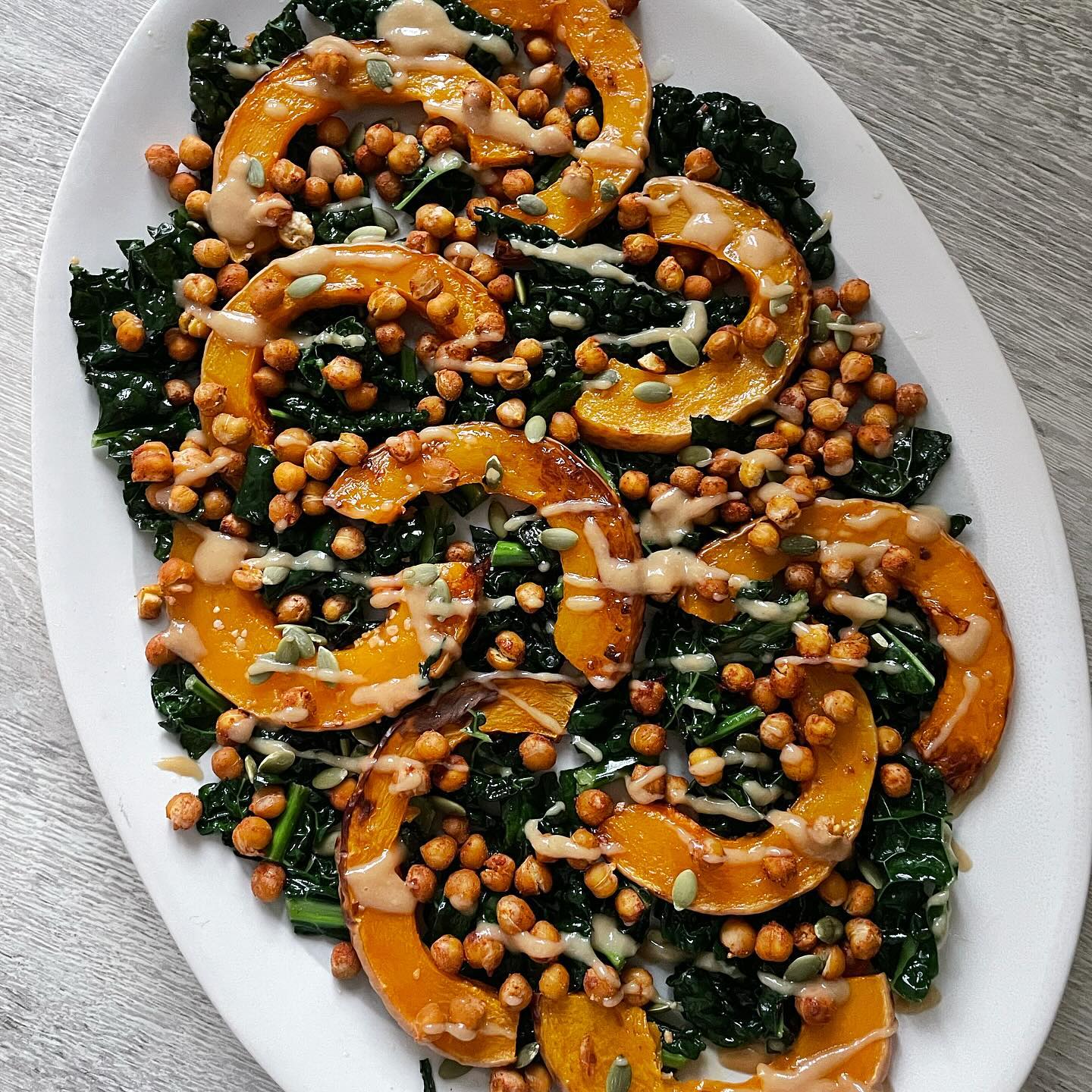 Roasted butternut squash and chickpeas with kale, drizzled with honey infused tahini 🍯
Recipe:
• Bake butternut squash and chickpeas with a drizzle of olive oil for 30-40 mins at 180
• Pan fry kale with a touch of salt for 2-3 mins
• Add a tsp of honey to a tbs of tahini
• Mix all together and serve with a quality source of protein 💫