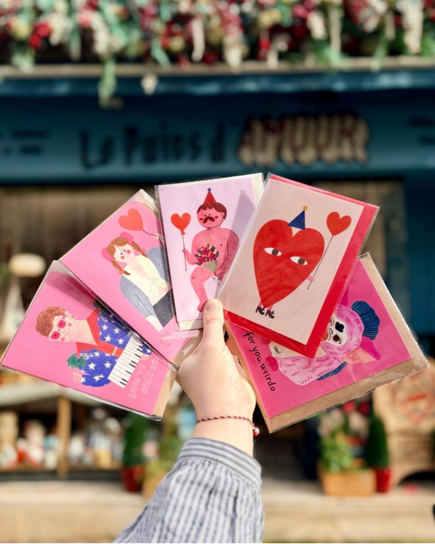 ❤️🔥 Envie de déclarer votre flamme ? ❤️🔥
De super nouveautés viennent d’arriver à la boutique ✨
Les super illustrations et carte-postales de la so British @daria_solak_illustrations 💌 sont parfaites pour écrire un mot doux, une déclaration enflammée ou juste envoyer un peu d’amour et une pointe d’humour autour de vous.
Parce qu’un petit mot tendre écrit à la main a toujours quelque chose de magique ✨
C’est Mathilde, la patronne jusqu’au 4 mars qui vous accueille et vous conseille pour trouver le cadeau idéal 💝
📍 Le Puits d’Amour
113 rue Fondaudège – Bordeaux (quartier Jardin Public)
🗓 Ouvert jeudi 15h–19h
vendredi & samedi 11h–19h
Toujours plus de love 💘✨