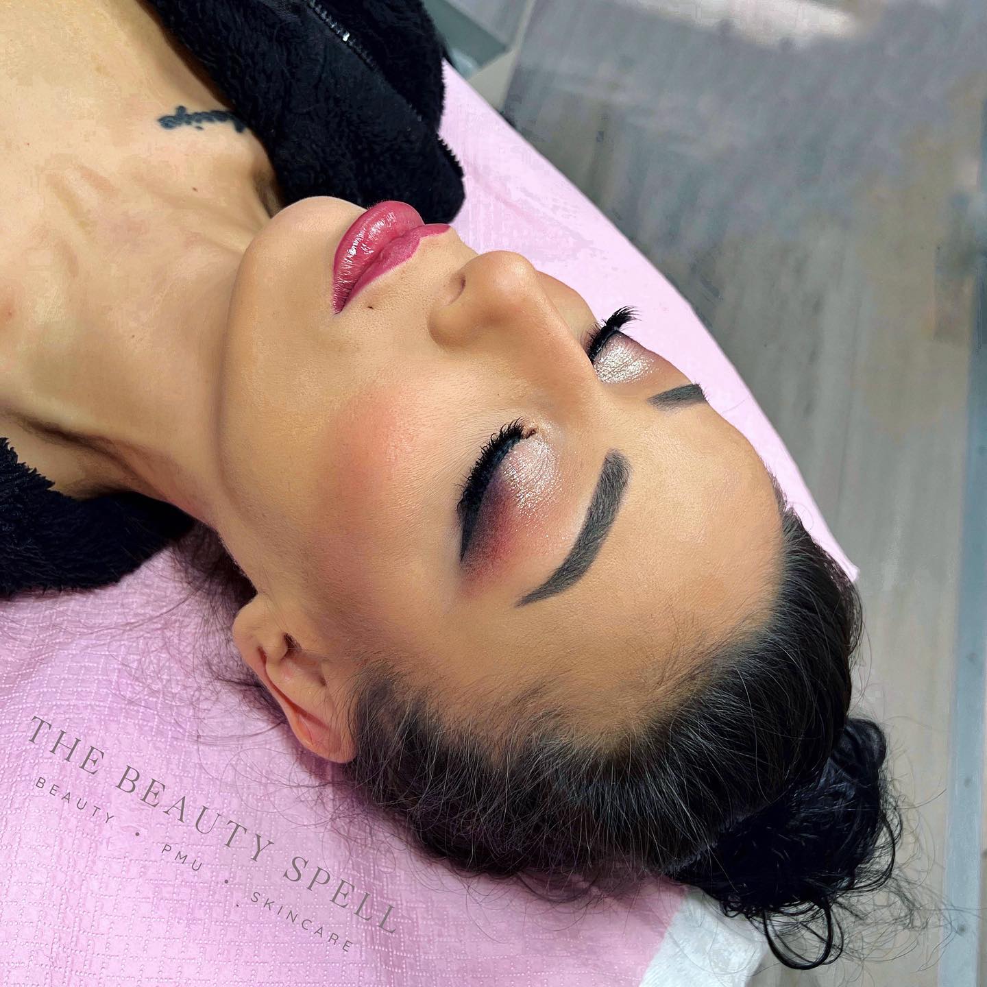 Make-up🌺
—————————————————————
@ayaahassanii @hudabeauty @queentarzi #hudabeauty #queentarzi #lashes #hudabeautynudepalette #brows #hudabeautypalette #maccosmetics #makeup #benefitcosmetics #chanel #anastasiabeverlyhills #brows #morphepalette #anastasia #assen #haircareassen #groningen #makeuplook #makeup #eyelashes #happycustomer #eyeshadow #eyemakeup #eyebrowshaping #lashes #softlook