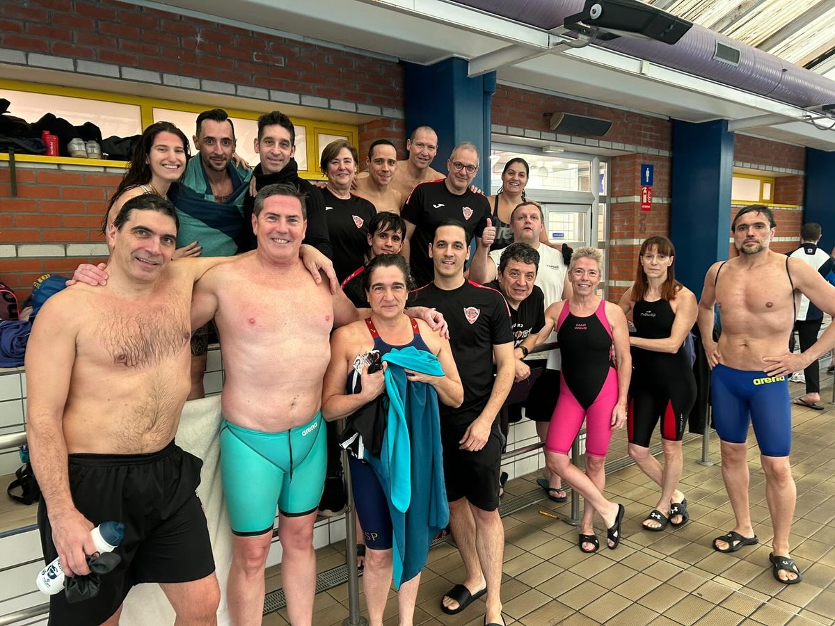 🏊♂️✨ ¡Semana intensa pero llena de logros!
➡️ Este finde estuvimos en el Campeonato de España en Castellón con 8 chicos y 7 chicas, y logramos un meritorio 27º puesto entre más de 180 clubs 💪.
➡️ Nuestras chicas brillaron con fuerza 💖, alcanzando el 16º puesto y mostrando resultados extraordinarios contra rivales mucho más numerosos.
🥇 Medallas conseguidas:
• 1 Oro
• 4 Platas
• 6 Bronces
👏 Mención especial a los relevos femeninos +240 que consiguieron un increíble 4º puesto en el 4x50 libres y una medalla de bronce peleando con equipos al borde del récord de España 🏅🔥.
➡️ Pero más allá de las medallas, lo mejor siempre es el ambiente de equipo 🤗. Nadie nadó solo, cada integrante fue llevado en volandas por sus compañeros, y fuera de la piscina disfrutamos de cenas entrañables 🍽️✨.
Seguimos trabajando, creciendo como equipo y mejorando cada día, como deportistas y como personas 🖤❤️