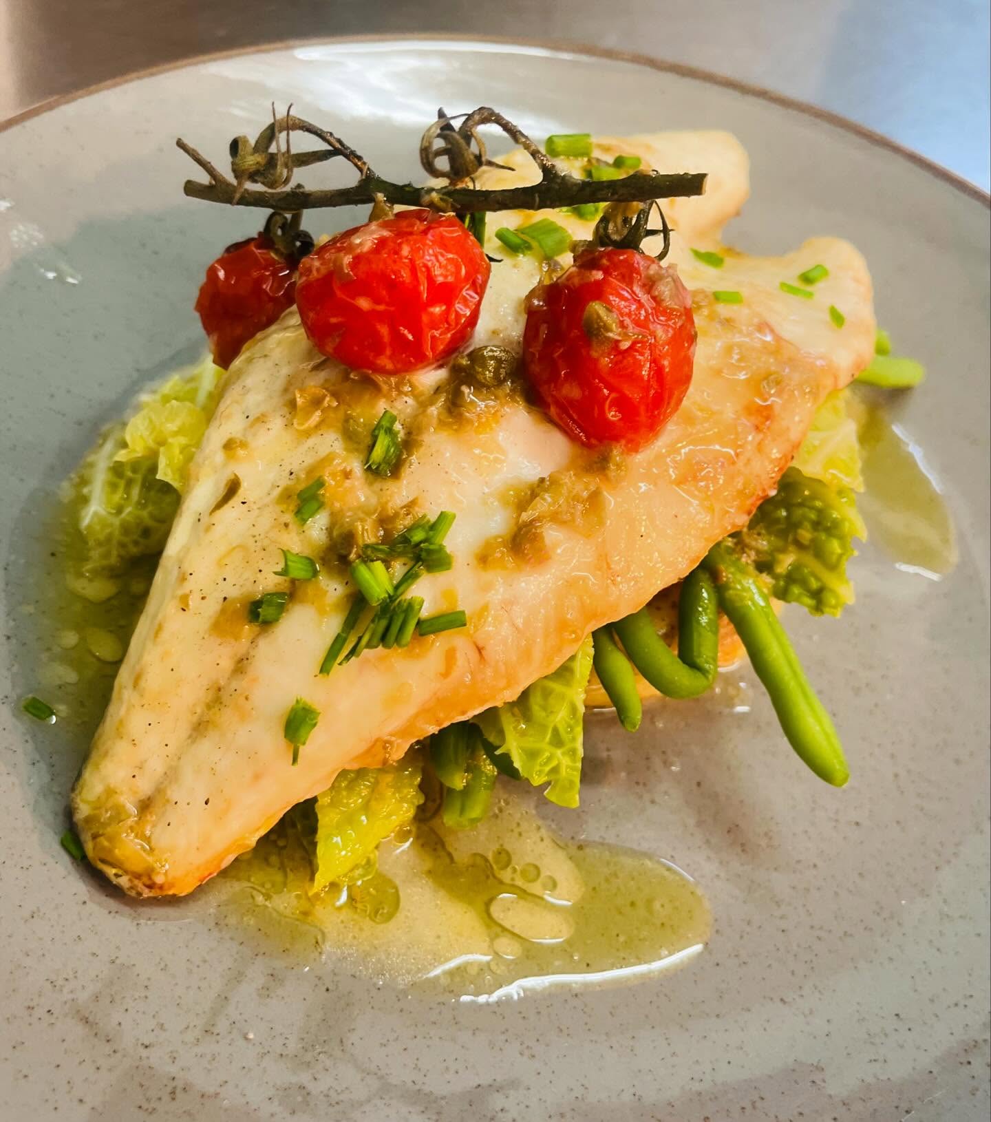 Fresh Sea bass: Crushed New Potatoes, Seasonal Greens, Vine Tomato and Lemon & Caper Butter 🐟
Lovely Fresh Fish on a Saturday Evening!
#visitworcestershire #malvernhills #worcestershirefoodie