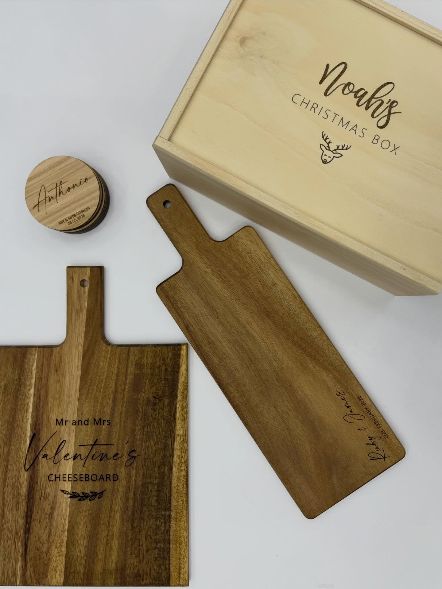 Freshly engraved and ready for their forever homes.
Personalised pieces designed to celebrate life’s special moments — weddings, Christmas, milestones & everything in between.
Timeless. Thoughtful. Uniquely yours. 🤎
#DebsDesignLab #LuxuryGifting #CustomCheeseboard #KeepsakeBox #MadeInAustralia