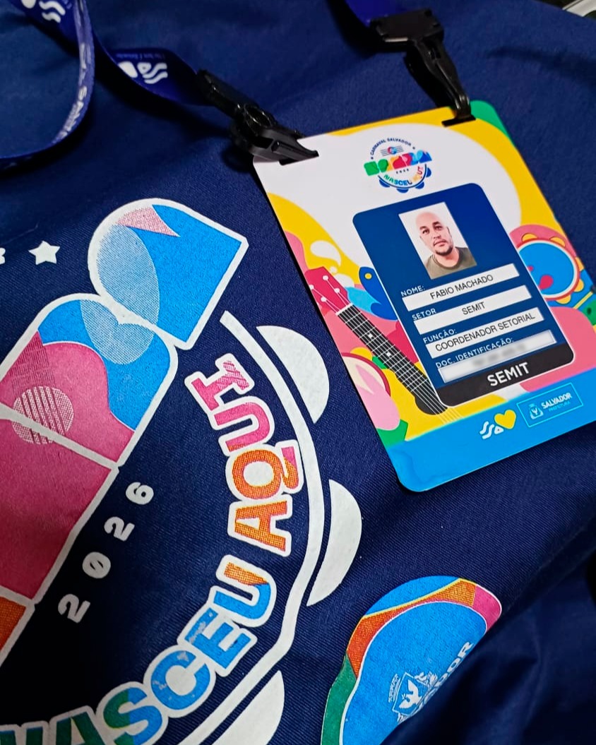 Mais um ano trabalhando na comunicação do Carnaval de Salvador.
Já são 13 anos consecutivos vivendo essa maratona intensa, vibrante e completamente única. Estar nos bastidores do maior Carnaval de rua do mundo é algo que só quem está por trás, sabe do compromisso e a cada briefing, cada corre corre, cada entrega, cada noite virada… tudo faz parte de uma história que venho construindo com orgulho.
Ver essa festa acontecer, saber que meu trabalho ajuda a informar, organizar e dar visibilidade a tanta coisa é gratificante demais.
É responsabilidade, é pressão, é energia, é entrega.
E mesmo depois de tanto tempo, ainda bate aquele frio na barriga quando tudo começa. MUITA PRESSÃO, PAI!!!!
Que venha mais um Carnaval e que eu siga fazendo parte dessa engrenagem gigante que move Salvador todos os anos. 💛💙🎉