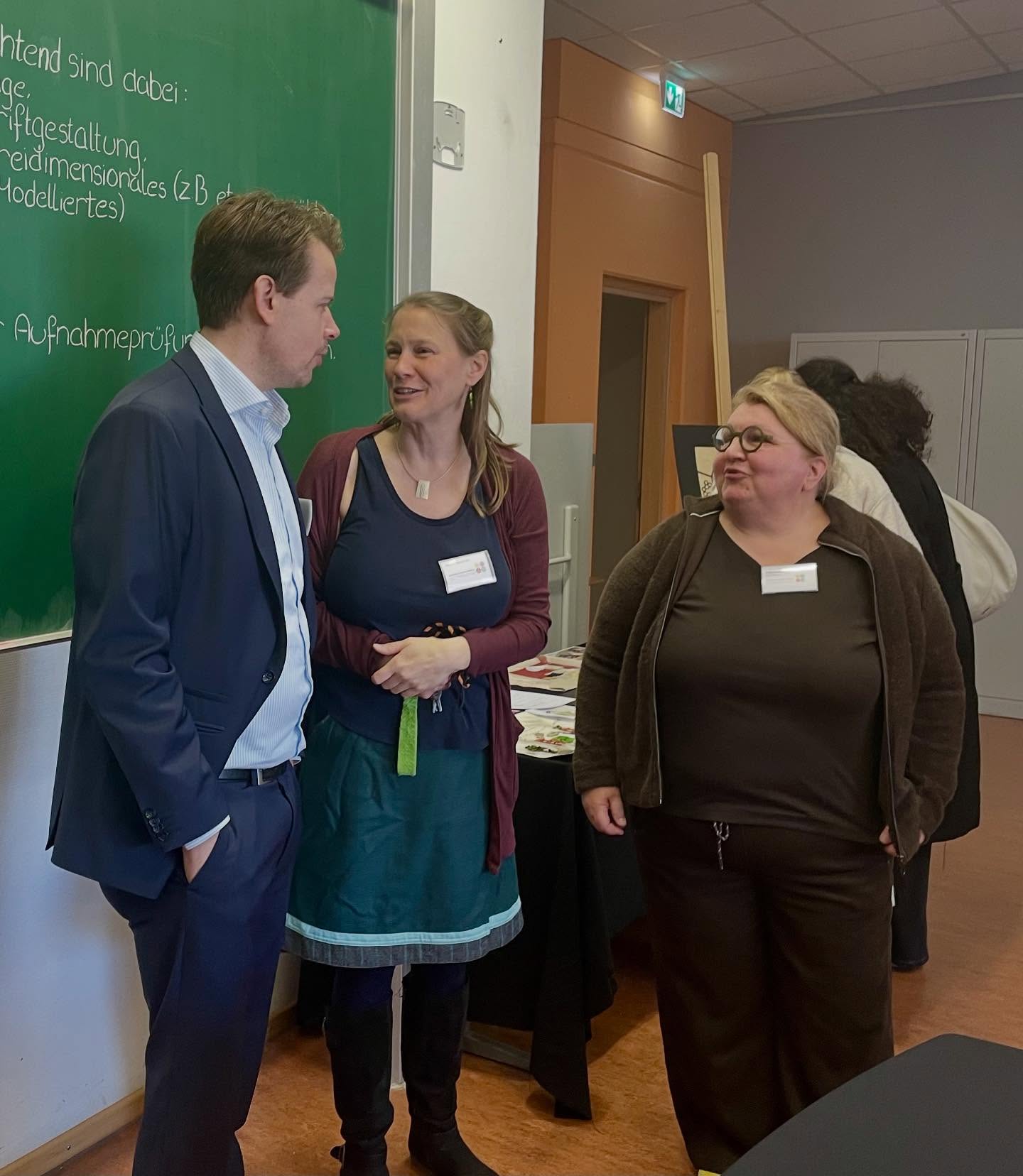 Heute war ich beim Tag der offenen Tür der beiden Berufskollegs in Trägerschaft des Rheinisch-Bergischen Kreises in Bergisch Gladbach.
Besonders beeindruckt hat mich die Vielfalt und die Bandbreite der beruflichen Bildung und der Schulabschlüsse, die an beiden Berufskollegs angeboten werden.
Wir wollen als Kreis möglichst gute Rahmenbedingungen für eine gute Bildung schaffen. 🤝🎓🏫
Bei beiden Berufskollegs stehen wir aber auch vor Herausforderungen - insbesondere was die bauliche Situation angeht.
Herzlichen Dank an die beiden Schulleiterinnen, Frau Schuffert und Frau Blum, für ihren engagierten Einsatz im Sinne der Schülerinnen und Schüler!
#rheinischbergischerkreis #berufskolleg #bildungfüralle