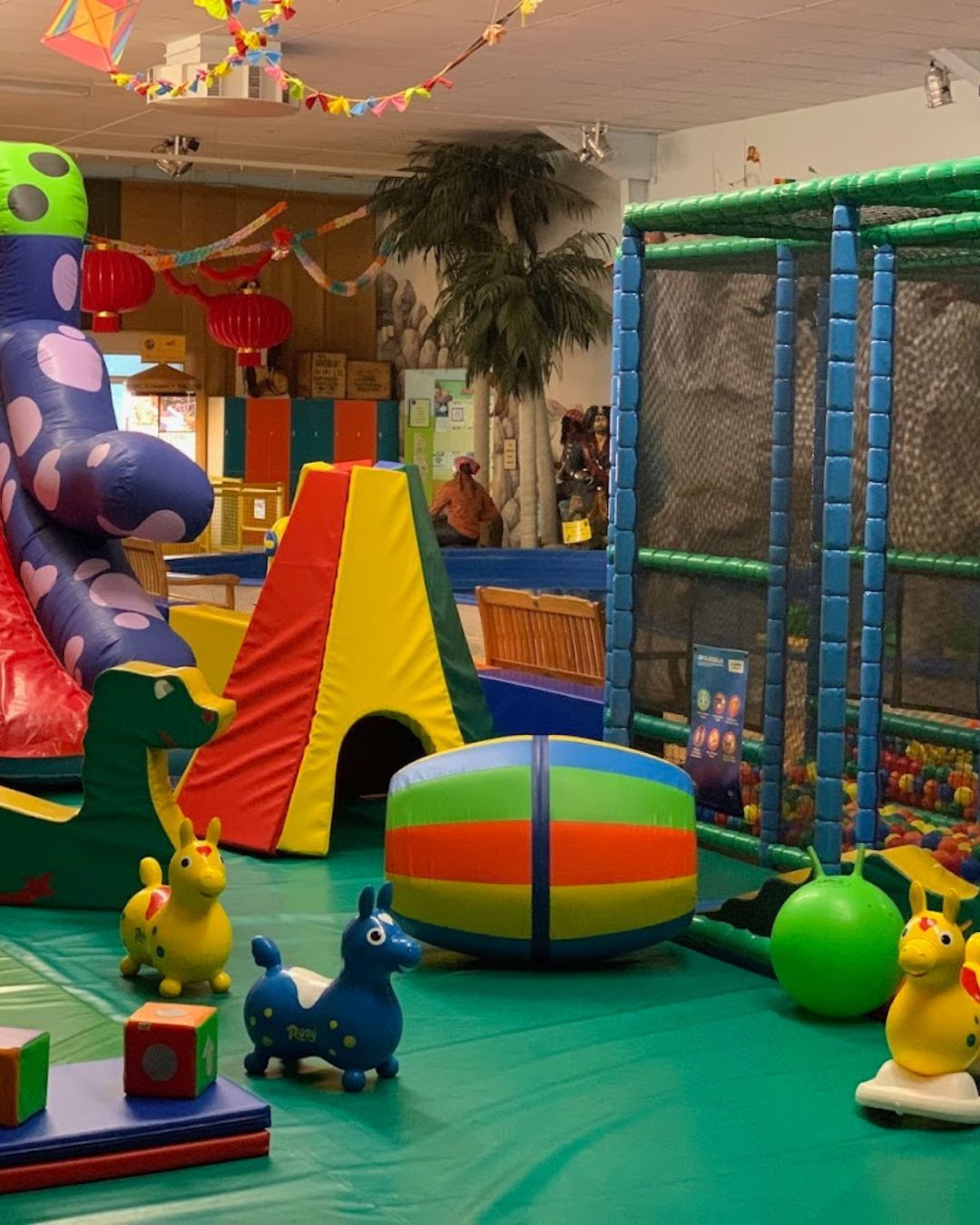 Regen? Kein Problem - im Molli Bär Spielpark bleibt der Spaß! ☔️➡️🌈 Drinnen toben Kids sicher im großen Indoor‑Bereich und der Kleinkindbereich ist perfekt für die Kleinsten. Viele Spielflächen warten darauf entdeckt zu werden und danach gibt’s eine Stärkung im Gastro-Bereich. ✨👨👩👧👦
#Molbergen #Familienausflug #IndoorSpielplatz #MolliBär #Kinderfreude #Spielplatzspaß #Ausflugstipps #Familienzeit