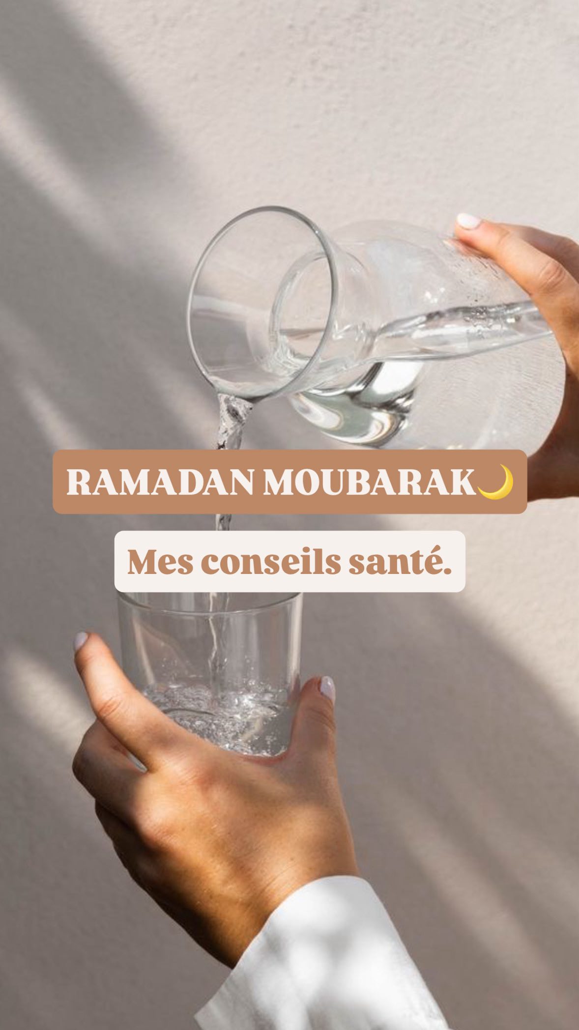 🌙 Ramadan Moubarak
Le Ramadan commence bientôt, et comme chaque année en tant que nutritionniste, je vous partage quelques repères essentiels pour vivre un mois plus sain et équilibré ✨
🦠 Repos digestif & intestins chouchoutés
Le jeûne met vos intestins au repos… ils deviennent plus sensibles. Soutenez-les avec des fibres prébiotiques : ail, oignon, pois chiches, lentilles.
👉 Bien les préparer et ajuster les quantités pour éviter ballonnements et gaz.
🥣 Probiotiques & microbiote
Pensez aux aliments fermentés : kimchi, kéfir, yaourt de brebis.
Objectif : renforcer le microbiote et améliorer la tolérance digestive.
🥩 Masse musculaire & protéines
Pendant le Ramadan, une alimentation structurée et modérée en sucre favorise la perte de graisse.
Mais pour préserver la masse musculaire : continuez votre activité physique tout en BBConsommant des protéines de qualité indispensables: viande, œufs, poisson.
🌙 Le soir, privilégiez plus léger : le bœuf se digère lentement et peut alourdir la nuit.
🌱 Détox naturelle & foie
La perte de poids libère des toxines.
Soutenez votre foie avec des crucifères : brocoli, chou de Bruxelles, moutarde.
💧 Hydratation essentielle pour éliminer efficacement.
Ramadan équilibré, digestion apaisée, énergie préservée 🤍
Bon Ramadan à tous 🌙
-
#ramadan2026 #ramadan #ramadanfood