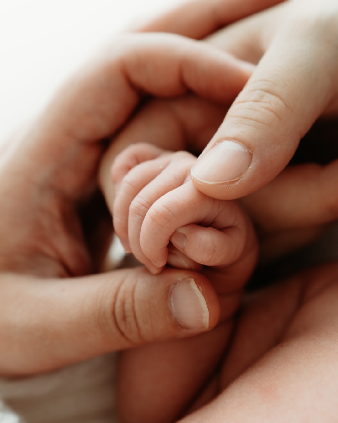 The cutest way to capture all those finer details 🤍 This darling girl in studio was just 15 days new