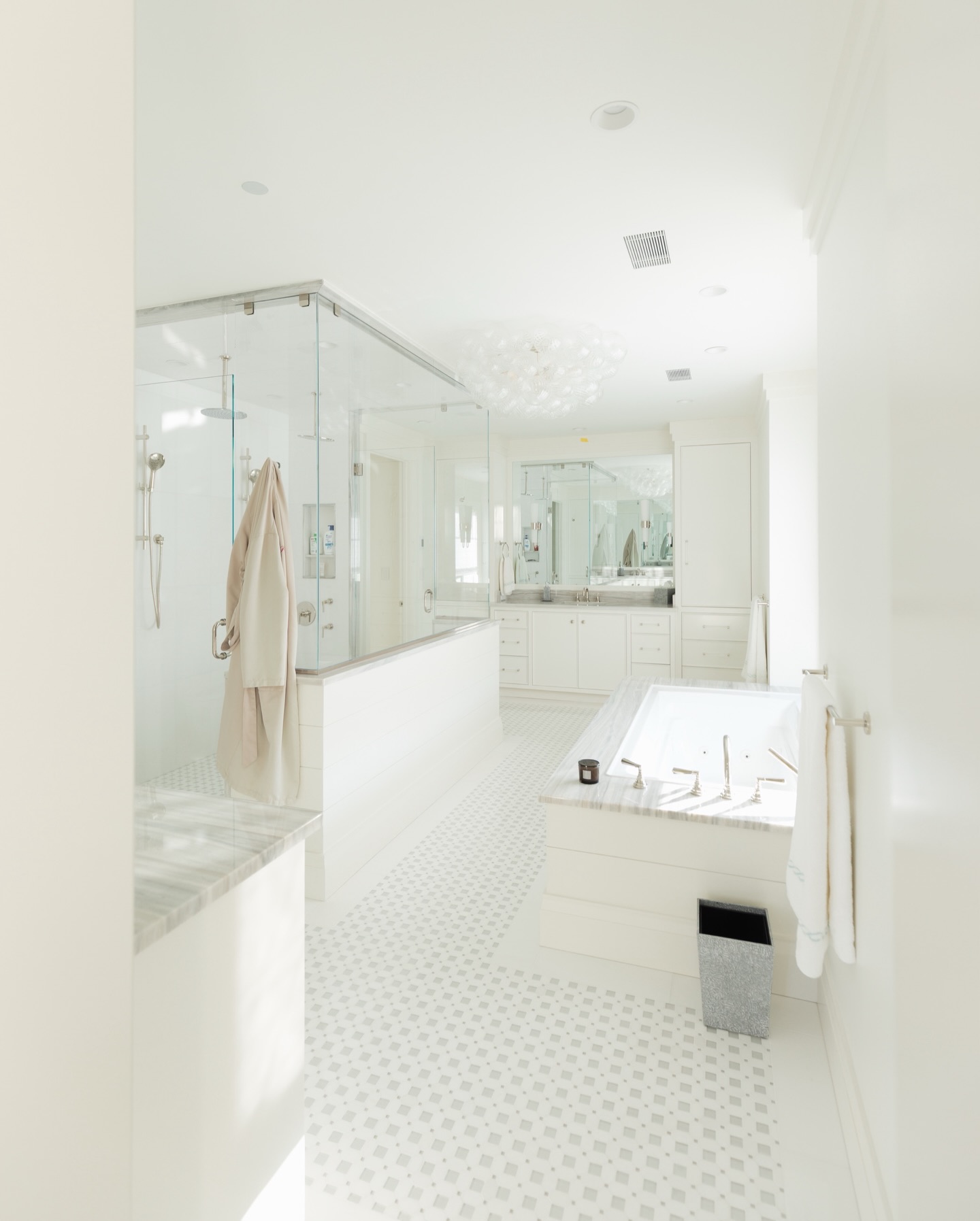Kicking things off fun Friday by showcasing these beautifully repainted bathrooms in this stunning new coastal home. Which bathroom is your favorite?!
#shorelinepainting #cabinetryrefinishing