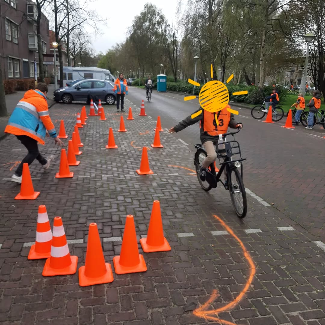 Vandaag was een spannende dag voor groep 7! Het fietsexamen stond op de planning. Volgende week horen we of iedereen geslaagd is.