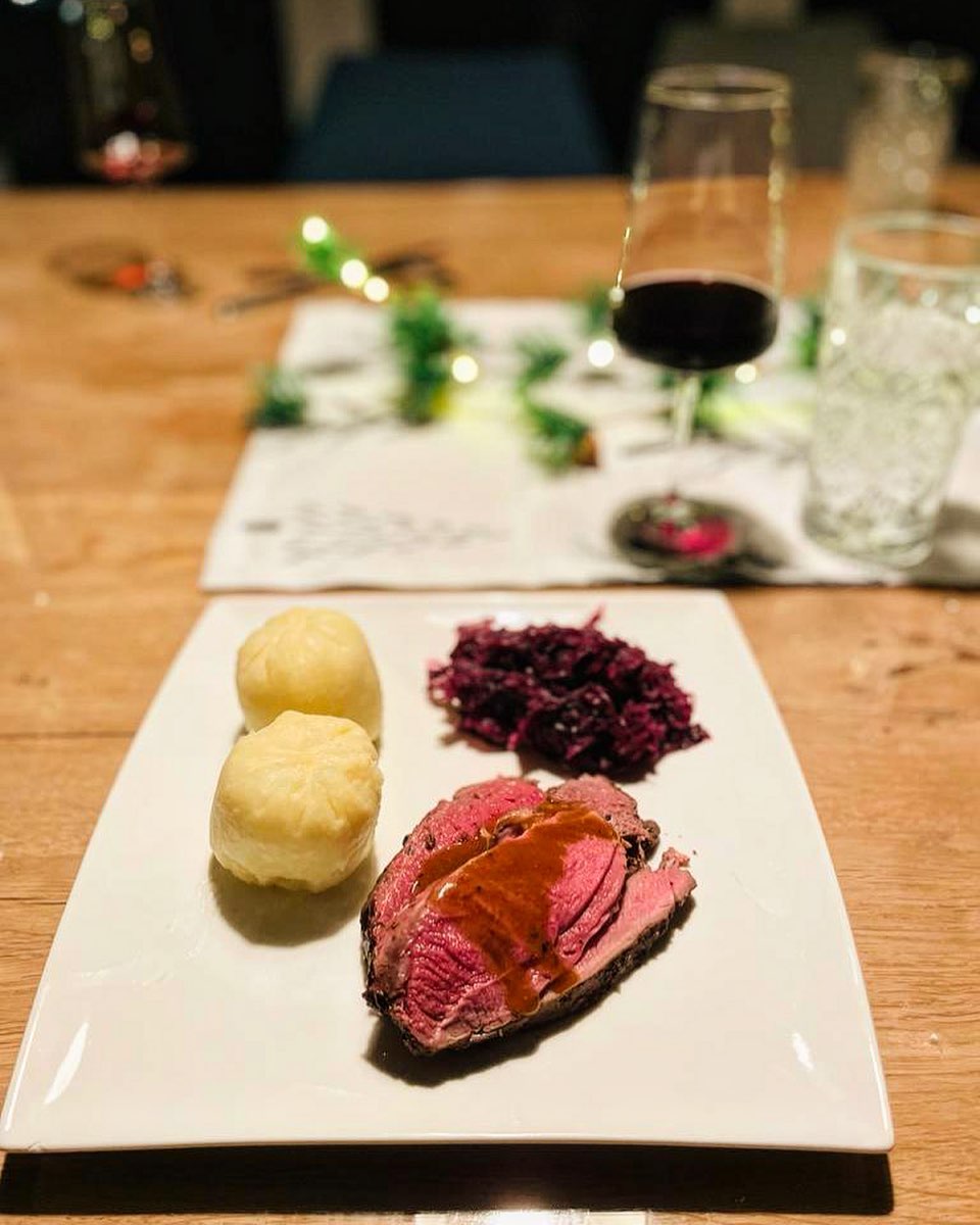 Gestern Abend gab es mal wieder was wildes…Reh Keule klassisch mit Rotkohl und Knödeln, dazu etwas Soße und der Rotwein darf natürlich auch nicht fehlen…die Keule haben wir fast 5 std bei niedriger Temperatur im Ofen gelassen. Unsere Freunde und wir waren ganz zufrieden 🦌✌️😉
#waidmannsheil #rotwild #rotwildjagd #jäger #jägerleben #natur #wild #schalenwild #jagdmomente #wildfleisch #outdoor #forest #waidmannsdank #huntinglife #love
#nature #natur #hunting #outside #qualitytime #wildboar #revier #forestphotography #wald #jagd #passion #fotografie #jakt #jagdistleidenschaft