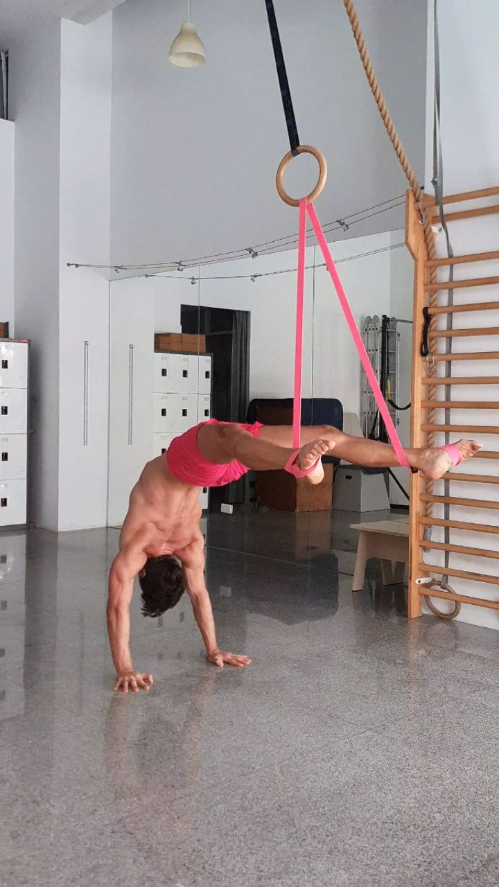 Hollow Back Handstand Mexican Variation using 💘
Fitband-light: www.fitprogress.com/shop/fitband-light
This fully adjustable, quick-setup resistance band is perfect for static holds like L-sits and V-sits, as well as mobility and recovery work. Lightweight and portable—take it wherever you go.
FitProgress Studio Coaching @HandstandTrack Balance Support System.