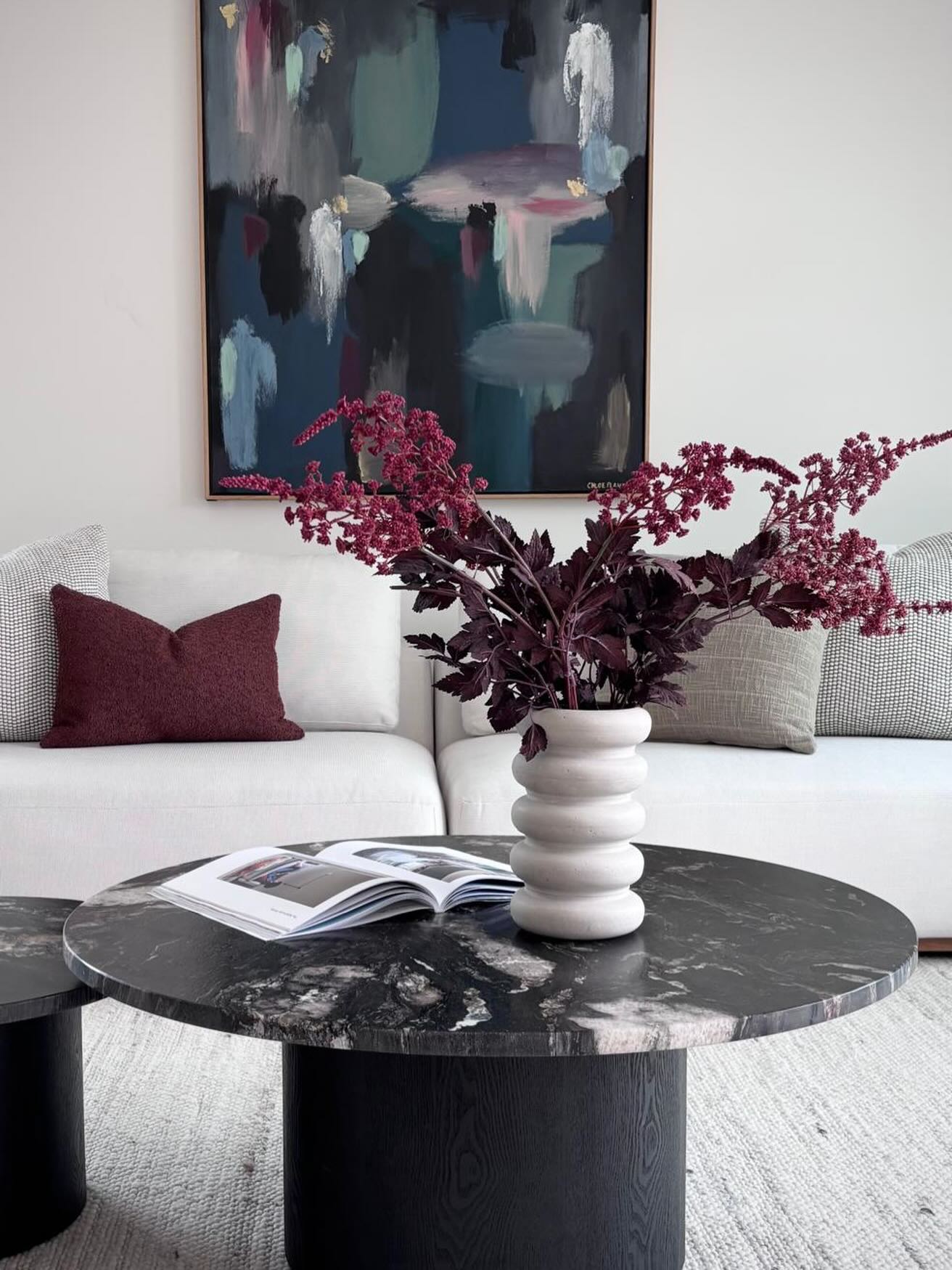 Impact and colour provides marketing differentiation when selling your property.
Builder: @mkbuildinggroup
Selling Agent : @woodardscarnegiebentleigh
Interior Styling: @auraandforminteriors