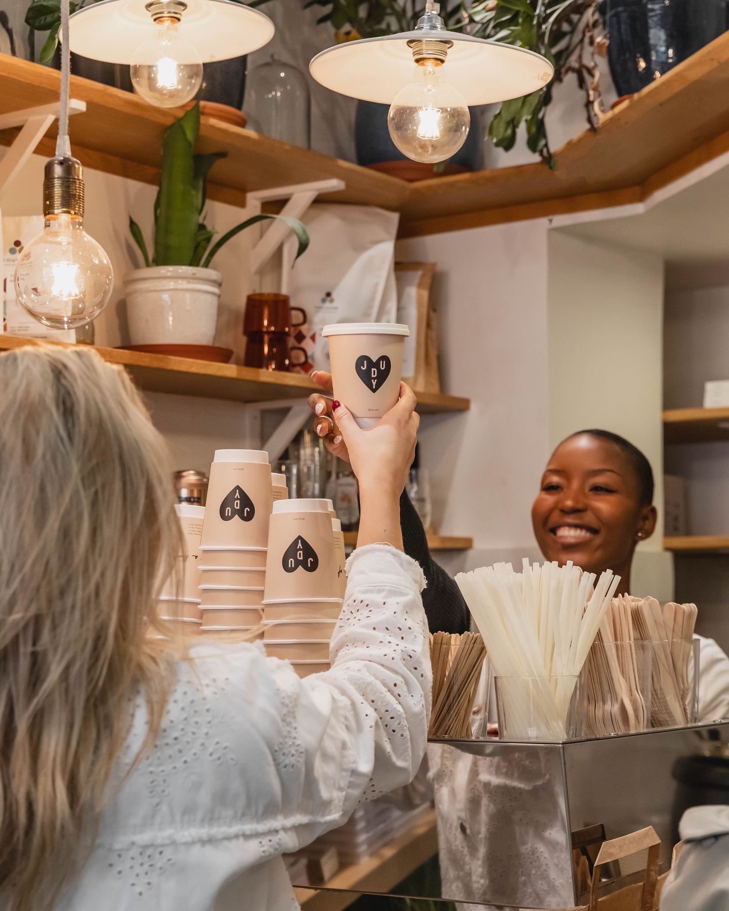 HEALTHY ON THE GO 🛍️
À deux pas du Judy Fleurus, le Judy Market est là pour glisser un sourire dans votre journée.
Une boisson à emporter, une pause repas équilibrée ou un goûter réconfortant… c’est facile, rapide, idéal quand la journée file.
Toujours sans gluten, toujours dans la bonne humeur !
📍18 rue de Fleurus, Paris 6
Produits également diponibles en livraison sur Uber Eats.
📸 @alicepages
#sansglutenparis #lunch #veganparis #vegan #restaurantvegan #restaurantsansgluten