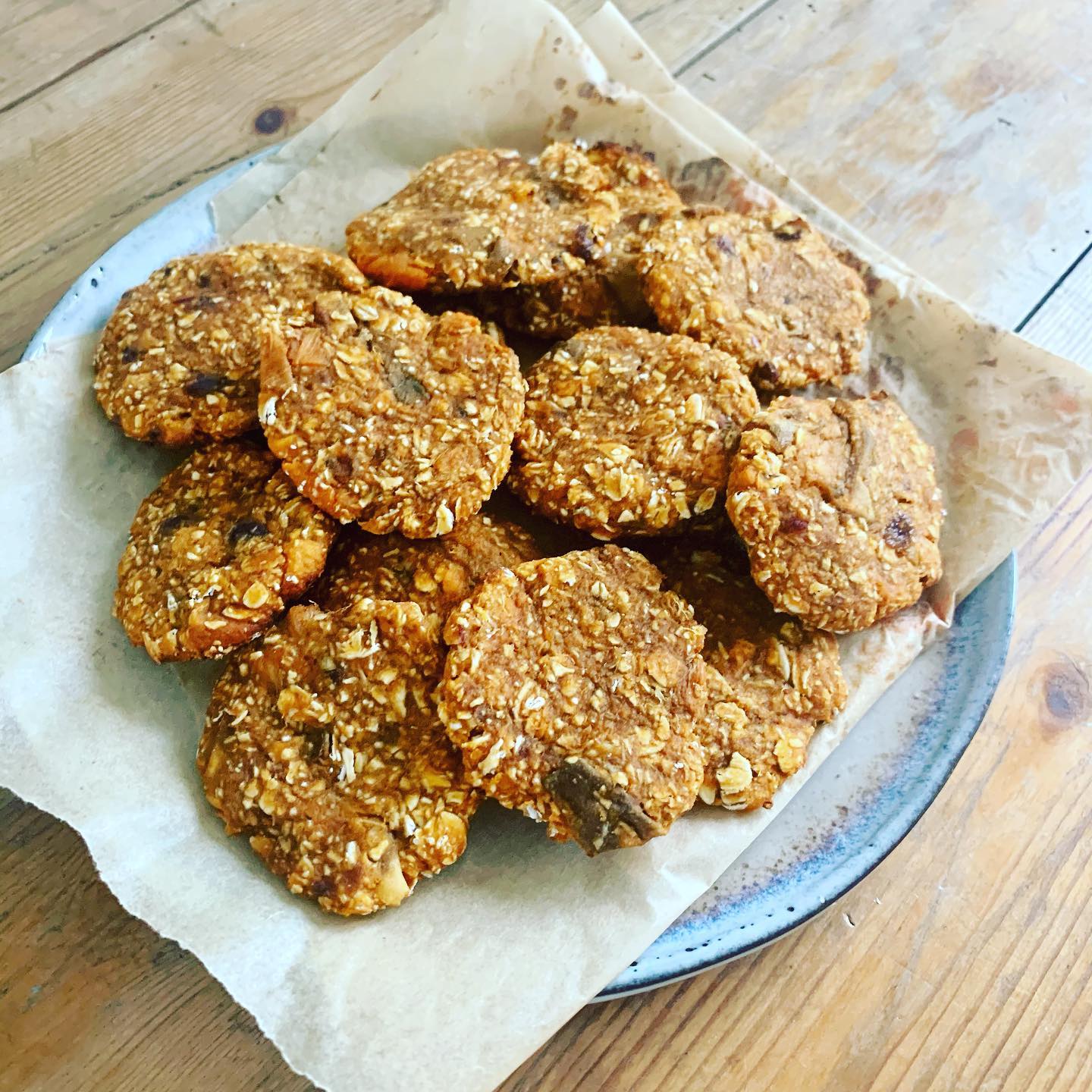 SWEET POTATO COOKIES 🍪
We never eat cookies thinking “oh, this cookie is so healthy and good for my immune system”. It's possible though! These delicious cookies are free from flour, sugar, eggs and butter 🍩 ⛔️
The following ingredients are just a guideline, you can adapt at your taste adding some dried fruits or nuts. Here a simple version:
3 sweet potatoes
1 cup of jumbo oats
2 chopped dates
2 tsp cinnamon powder
Grated ginger
Grated orange zest
👉 PROCEDURE
Bake the sweet potato until tender.
Mash the potato with a fork or your hands adding all the rest of the ingredients.
Form about 20 cookies, bake them for 15 min turning them around half way through.
👉 TIPS
More oat = less gooey
Less oat = more gooey
Bake for longer = crunchier
Bake for less = softer
👉 VARIATION
Use pumpkin instead of sweet potatoes
👉 BENEFITS
Sweet potato are rich in fibre, antioxidants, vitamins and minerals. All the ingredients in the recipe support the immune system and are anti-inflammatory therefore perfect for the season ⭐️
#vegan #sugarfree #wheatfree #glutenfreerecipes #cookies #homemade #simplerecipes #sweetpotato #vegetarian #nutrition #nutritiontips #nutritionist #delish #instagood #instafood #foodie #healthylifestyle #healthyfood #snack #vegansnacks #vegetables #rainbow #colour #eatrainbow #simplefood #londonfood