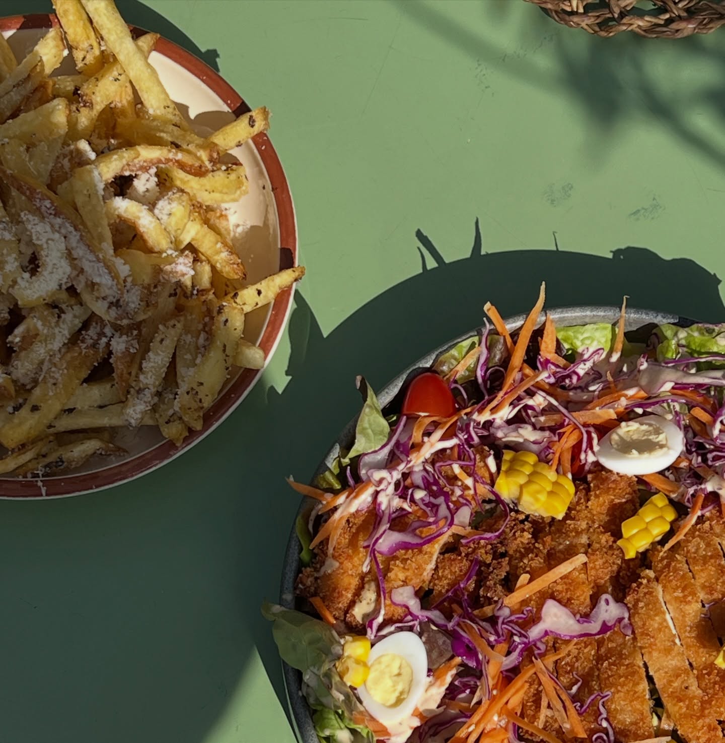 Best lunch spot in town with French fries with Parmesan and truffe and the dakgangjeong chicken salad ✨🫶🏼
No Dress Code - Come as you are!
𝚁𝚎𝚜𝚎𝚛𝚟𝚊𝚝𝚒𝚘𝚗𝚜 𝚛𝚎𝚚𝚞𝚒𝚛𝚎𝚍
𝙻𝚒𝚗𝚔 𝚒𝚗 𝚘𝚞𝚛 𝙱𝚒𝚘
☎ 𝟶𝟼 𝟼𝟺𝟺 𝟼𝟺𝟺 𝟻𝟶 - 𝙳𝙼 𝙸𝙽𝚂𝚃𝙰
𝙾𝚙𝚎𝚗 𝙳𝚊𝚒𝚕𝚢 𝟷𝟷𝙰𝙼 - 𝟸𝙰𝙼
𝙴𝚗𝚓𝚘𝚢 𝚈𝚘𝚞𝚛𝚜𝚎𝚕𝚏!
#KabanaRooftop
#FW2026
#kabanamoments
#marrakech
#morocco