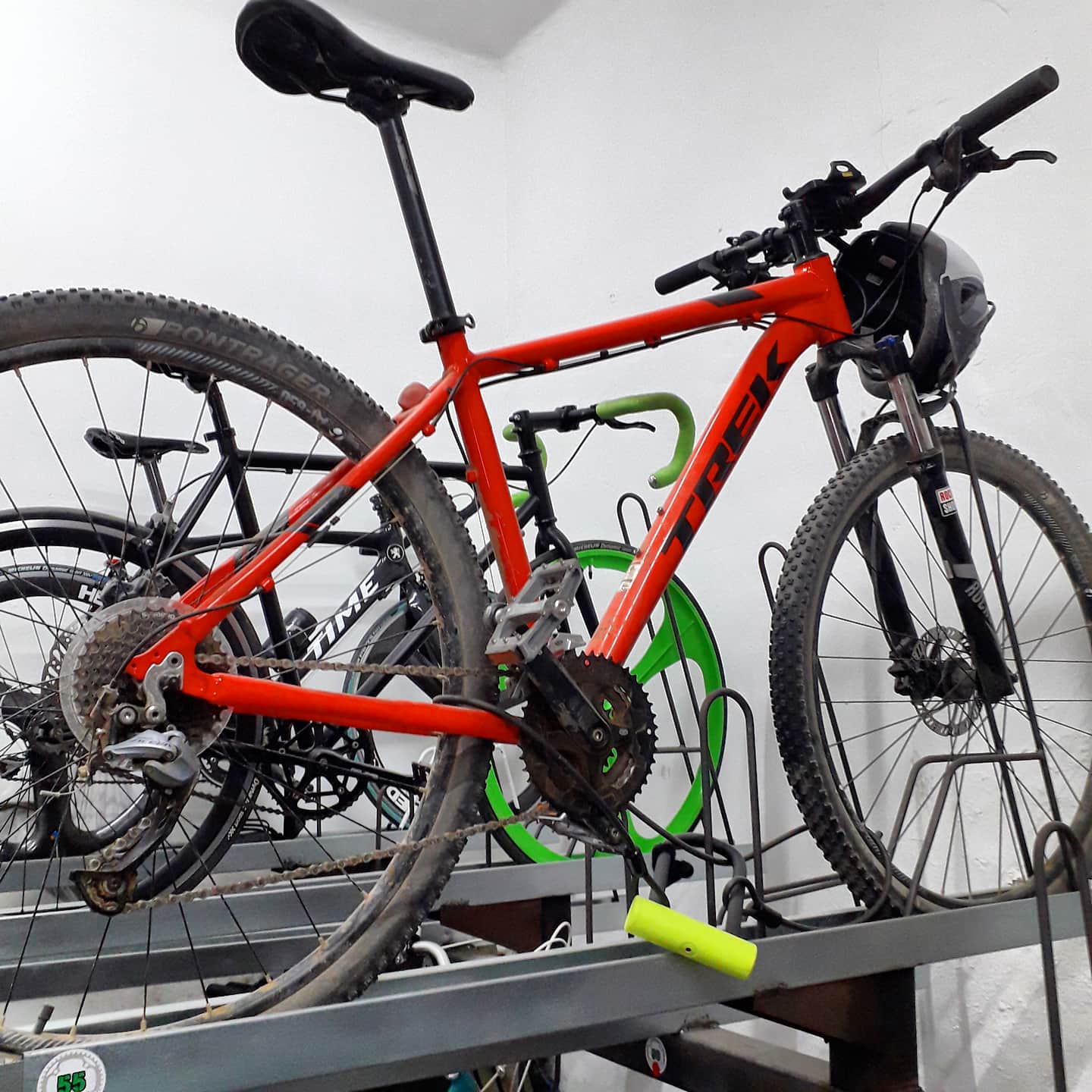 Hola,
Servicios y precios;
Skyb en Barceloneta está creado con el fin de guardar la bicicleta de forma fácil y segura, fomentando así, el uso habitual de la bicicleta en Barcelona, el deporte y bienestar físico, mental.
- Disponible 24h
- Plazas de aparcamientos exclusivas numeradas
- Anclajes de seguridad en cada plaza de aparcamiento
- Puerta motorizada
- Puerta reja de seguridad
- Cámaras de vídeo visión directa 24hs, 365 días al año, Non Stop. Audio, Fotografía
- Sistema de iluminación blanca, por detectores de movimiento
- Seguro por robo
Todos los medios tecnológicos para guardar tu bicicleta de forma fácil y segura, evitando robos, deterioro, ganando espacio en tu piso y así poder tu bicicleta ideal. Puedes pasar y ver como funciona
Precio: 16€ Mes + 16€ Fianza (Se devuelve). Se firma un contrato, estancia mínima es 30 días y debes pagar los días 7 de cada mes, aportando una cuenta bancaria.
Dirección parking: Sant Elm, 4.
Oficina Privada
Skybicicletas@gmail.com
Facebook: Skyb.parking
Web: http://www.skyflats.es/skyb
#barcelona #biciocasionbarcelona #bicibarcelona #bicingbarcelona #barcelonaenbici #barcelonacity #barcelona_cat #barcelona_world #barc #barcelonabeach #ciclismo #bici #cycle #bikelife #roadbike #sport #bicicleta #barcelona #ciclista #instabike #instacycling #barcelonetabikes