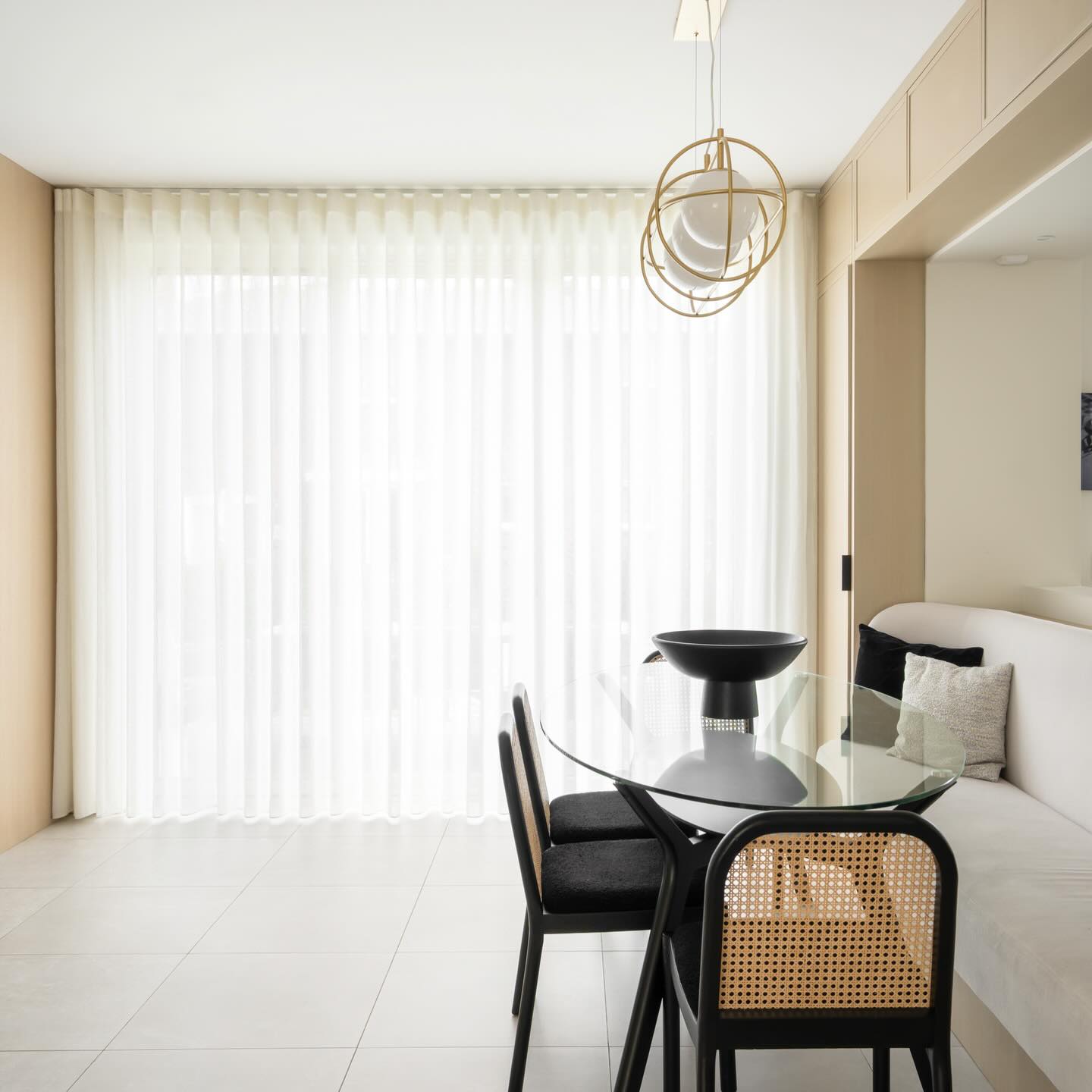 Who says kitchens have to be shades only?
Blinds work beautifully in everyday dining spaces too.
Custom-made to match your light, your layout, and your vibe.
Free in-home estimate 📲 #mtlinteriors #windowtreatmentsmontreal #interiordesignmtl #customblinds #montrealhomes