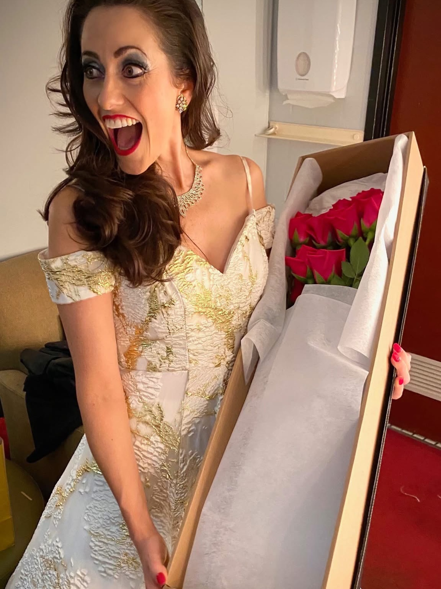 My face when I receive a dozen red roses from my best friend in London! 😍
Galentines are forever. Gather yours and meet me at the matinee! 🥂
✨4pm doors, 4:30pm show
🎟️🔗 in my bio👆
Use code STANDBYYOURMAN for a sweet deal on tickets before they go! 😘
(Also my face when I hear that both evening shows are sold out!) 😍🎶🌹
#valentinesday #redroses #matinee #theellingtonjazzclub #perth