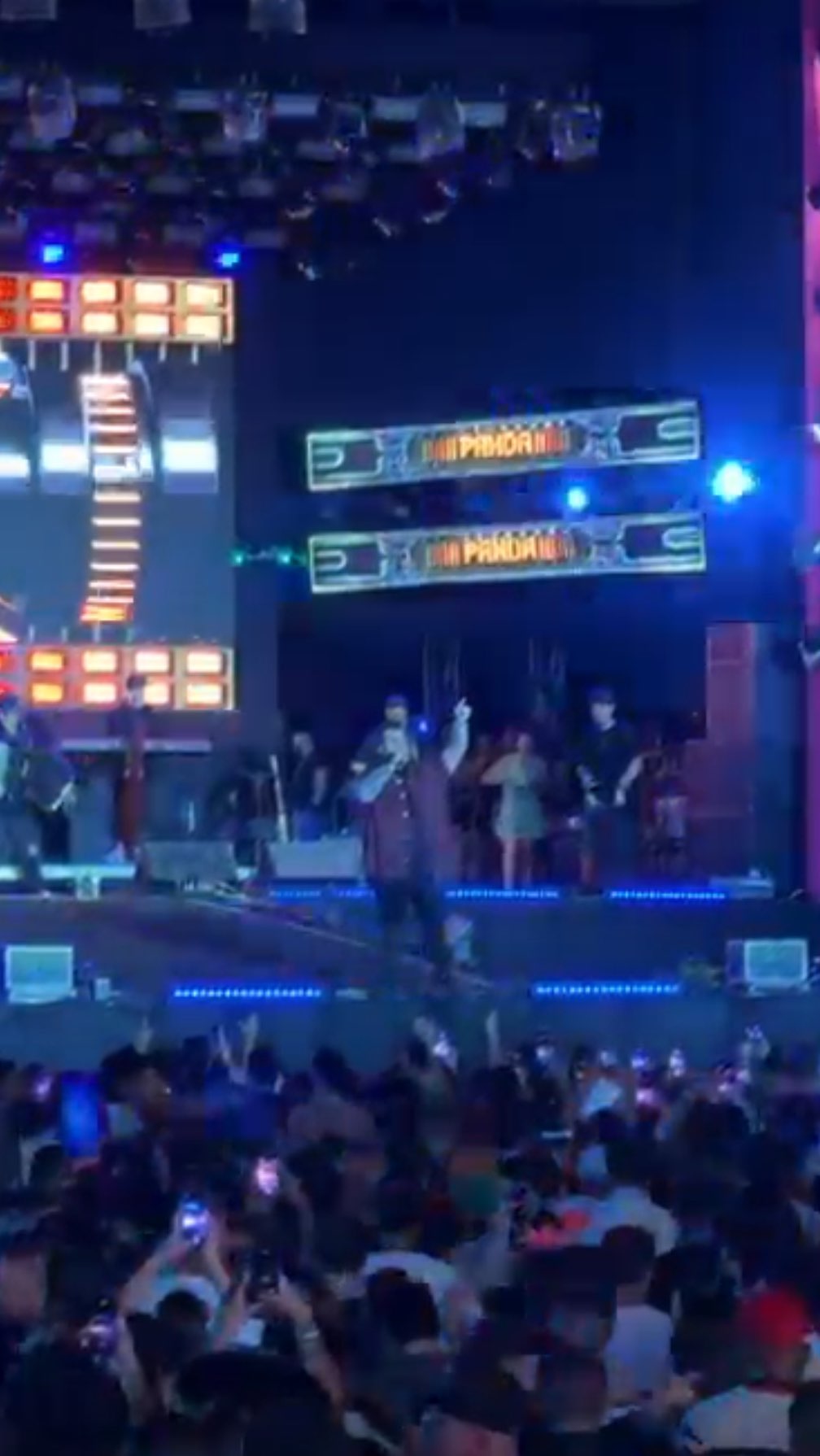 CASA CHEIA NO CARNAVAL DE RIO PRETO NA NOITE DESTA SEGUNDA-FEIRA
O cantor Panda abriu a noite desta segunda-feira com o Recinto de Exposições lotado no Carnaval de Rio Preto.
Realizado pela Prefeitura de Rio Preto, o evento segue com shows de Bruna Izi, Bonde do Tigrão, George Henrique & Rodrigo e Samba dos Pretos. 🎥 @eduardopenna . Mais informações no Portal Guilherme Baffi