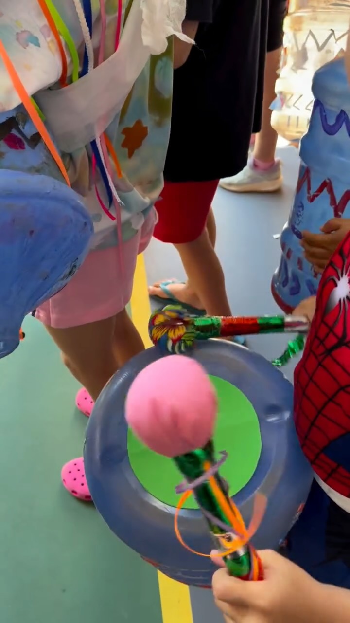 Mais um pedacinho do nosso Carnaval Circular que merece ficar guardado por aqui 💛
Entre cores, ritmos, instrumentos construídos pelas próprias crianças e muita cultura viva, celebramos não só a festa… mas todo o processo que a torna significativa.
Porque quando a criança participa, cria, experimenta e entende o que está vivendo, o aprendizado acontece de verdade.
Que alegria ver essa comunidade pulsando junto.
Ano que vem tem mais ✨