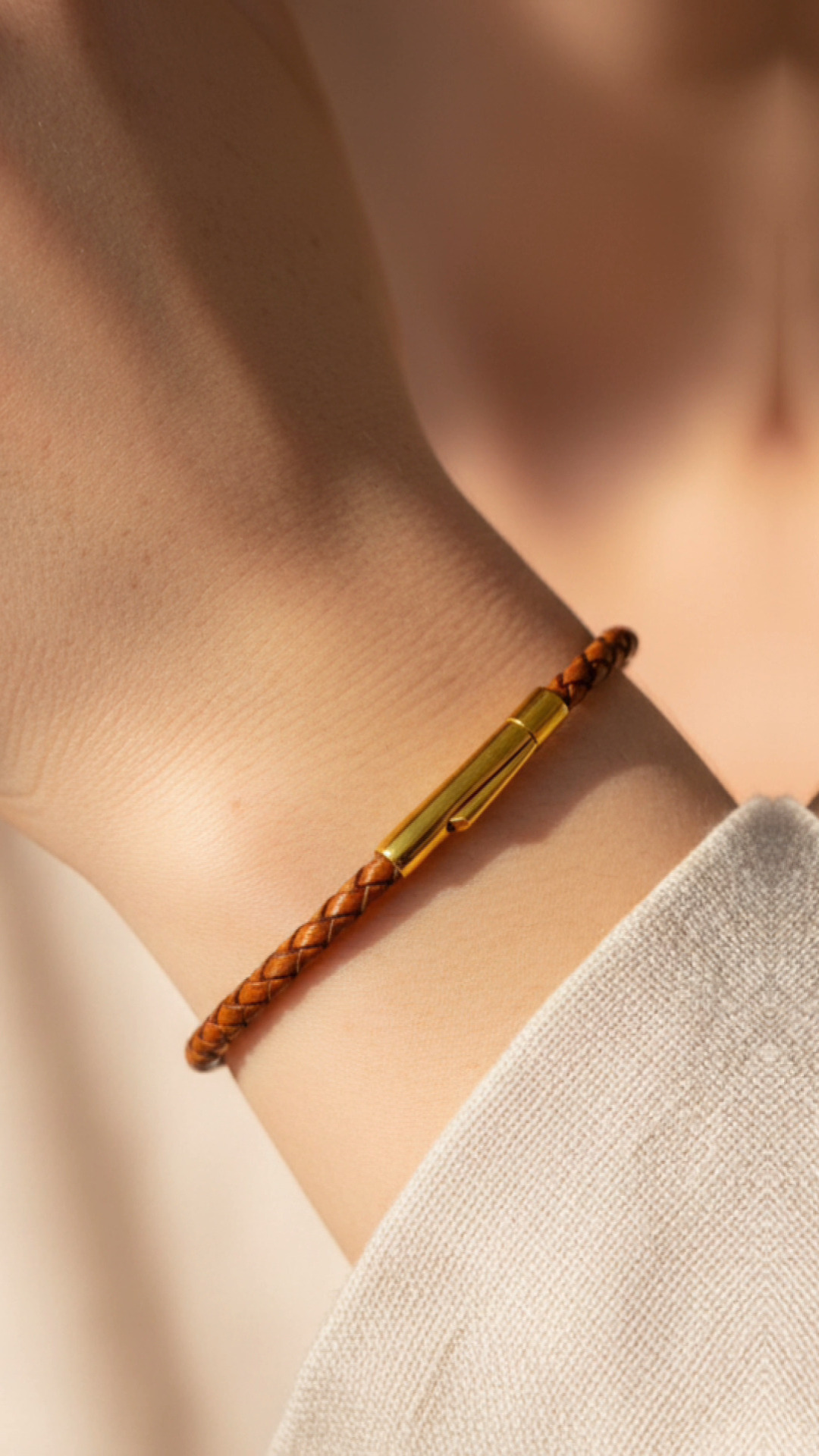 POV: You found the perfect finishing touch for your office fit. The Leporem bracelet adds just the right amount of texture and gold accent. No flimsy magnets here, just a solid push-lock click that keeps it secure all day. โโจ
#leporem #officeootd #minimalistjewelry #detailsmatter #parisianvibes #neutralstyle #jewelrygram