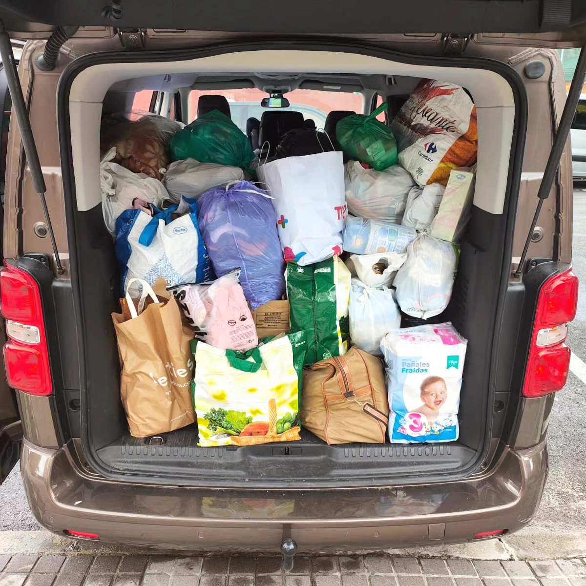 Otro envío que ya ha salido hacia Marruecos ❤️
Gracias a todos por vuestra colaboración y en especial al colegio @cp.puertorico.madrid por vuestras donaciones.
Gracias por vuestra inmensa ayuda y vuestra solidaridad, y a nuestra compañera de @farmaorcasitas por ponernos en contacto, y así poder hacer otro envío en un tiempo récord.
Seguimos! 💪💪💪
#solidaridad #marruecos #voluntarios #voluntariado #farmacias #farmaceuticossolidarios #donaciones #ayudaamarruecos #ayuda