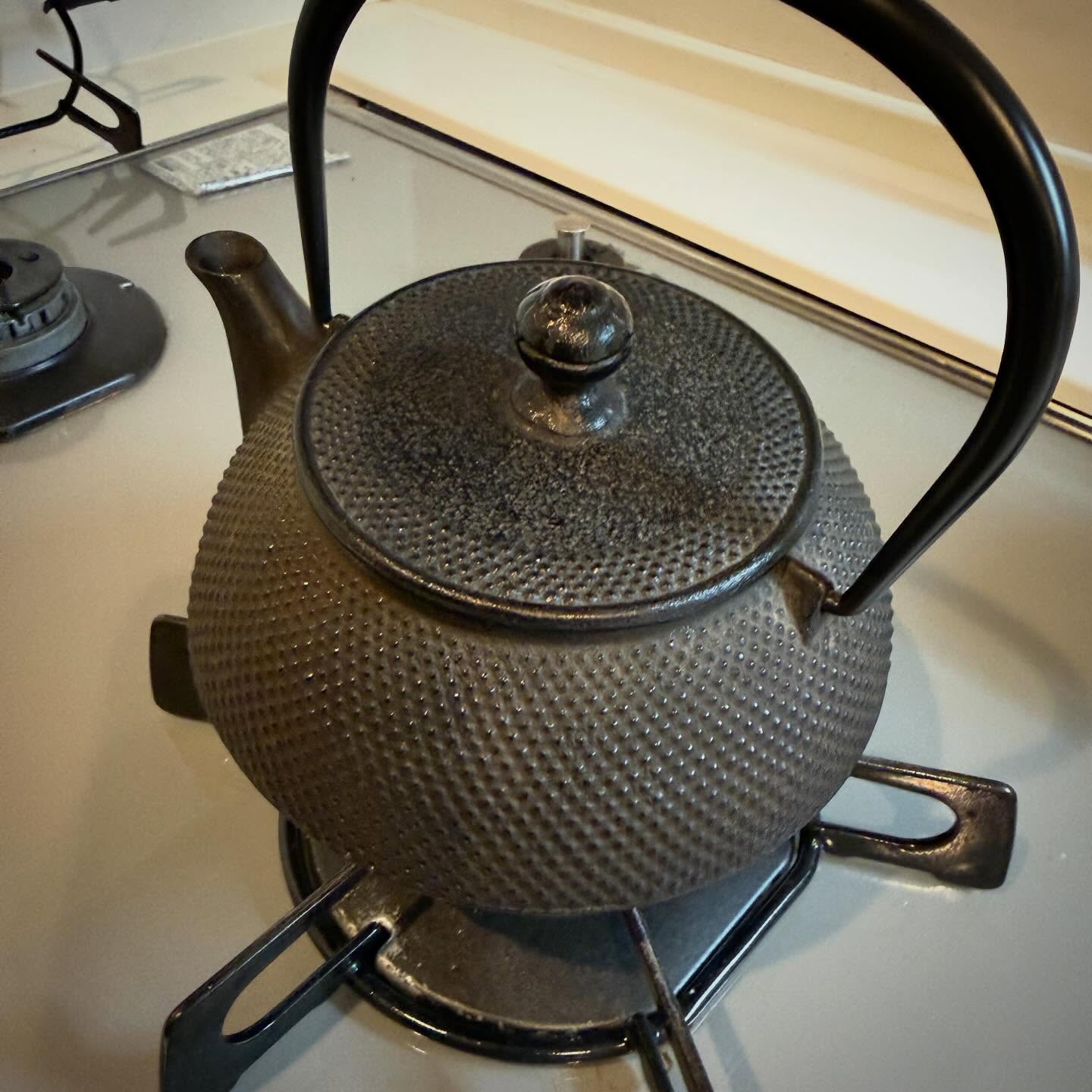 I'vd resumed using my Nanbu Tekki kettle lately. しまってた南部鉄器出した。
#japanesetradition #日本の伝統 #南部鉄器