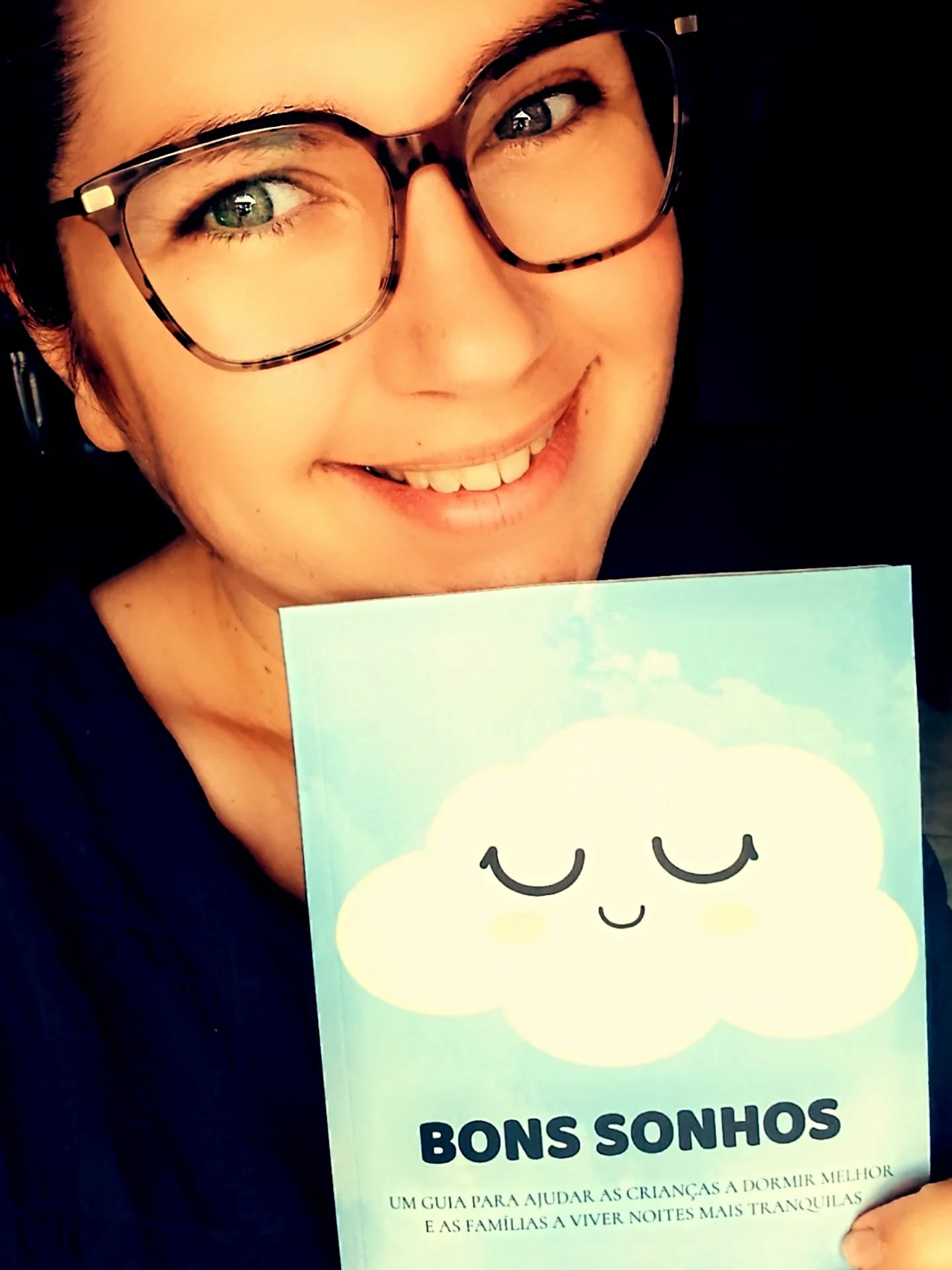 ✨ HOJE O MEU LIVRO FOI PUBLICADO ✨
É com o coração cheio que partilho convosco o nascimento de Bons Sonhos 🤍
Este livro nasceu da minha experiência como mãe de três crianças e do meu trabalho diário com famílias no consultório. Nasceu das noites curtas, dos “só mais um abraço”, das dúvidas partilhadas pelos pais… e da certeza de que o sono não é apenas biologia. É relação, segurança e vínculo.
📖 "Bons Sonhos – Um guia para ajudar as crianças a dormir melhor e as famílias a viver noites mais tranquilas" é um livro prático, acessível e profundamente humano.
Ao longo destas páginas vais encontrar:
✨ Explicações simples sobre o sono infantil
✨ Estratégias baseadas na psicologia
✨ Sugestões de rotinas realistas (não perfeitas!)
✨ Atividades de relaxamento
✨ Histórias para a hora de dormir
✨ Ferramentas práticas para aplicar em família
Mais do que ensinar a “fazer dormir”, este livro ajuda a transformar a hora de deitar num momento de ligação, previsibilidade e segurança emocional.
Porque crianças que dormem com tranquilidade… crescem com mais equilíbrio.
E famílias que encontram serenidade à noite… vivem dias mais leves.
Obrigada a todas as famílias que confiam em mim. Este livro também é vosso 🤍
Se sentes que as noites aí em casa podem ser mais tranquilas, este livro foi escrito para ti.
🌙 Já disponível aqui: https://publishpt.bookmundo.com/anabailaolopes
#bonsSonhos #sonoInfantil #parentalidadeConsciente #psicologiaInfantil #educaçãopositiva
