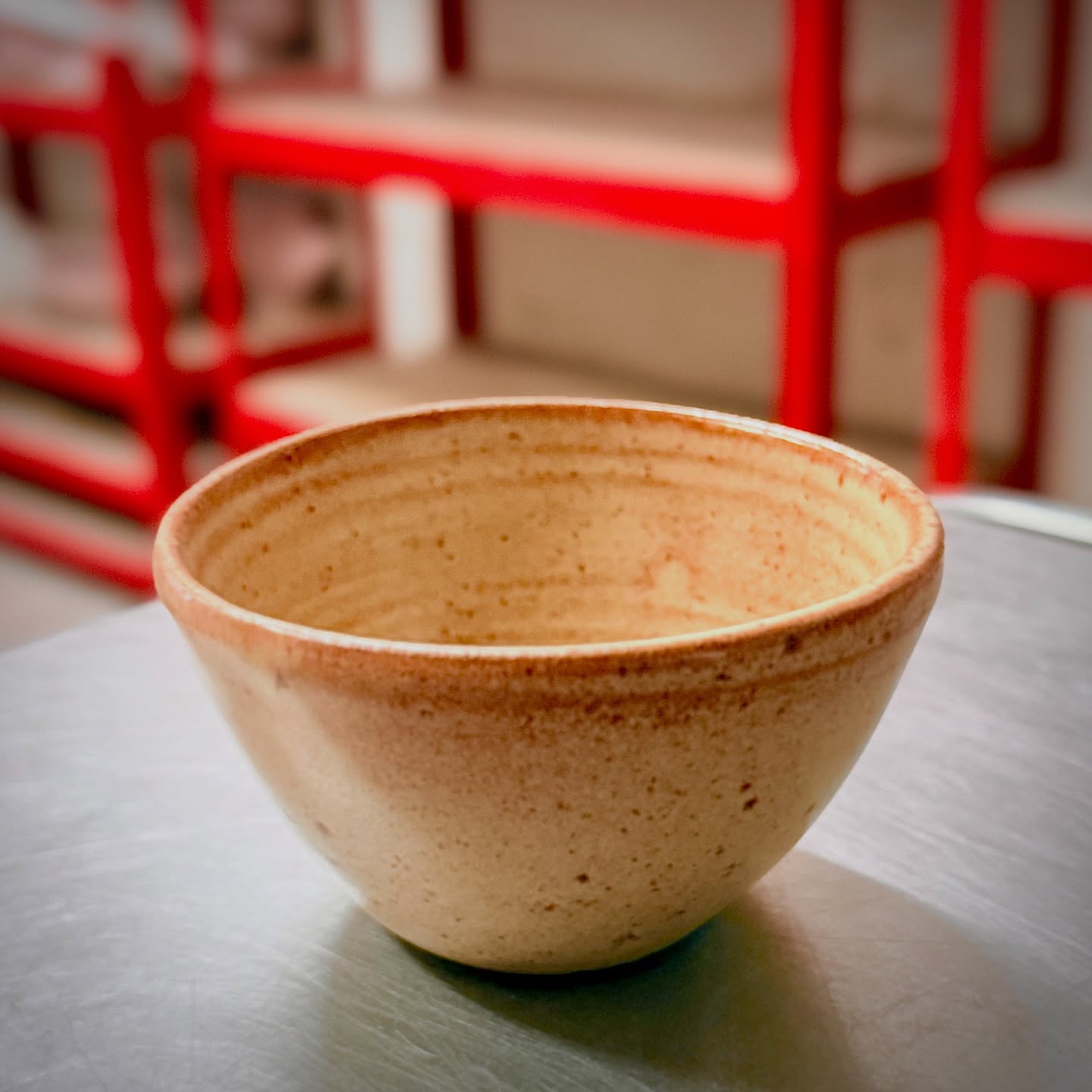 Notre nouvel email à l’atelier.
Quel nom lui donner ?
Désert, coup de soleil, crème brûlé, sahara ?
Une envie de soleil certes ! Mais ce sera: dune
@atour2bras
#coursdepoterie
#coursdetournage
#céramique
#atelierceramique
#atelierpoterie