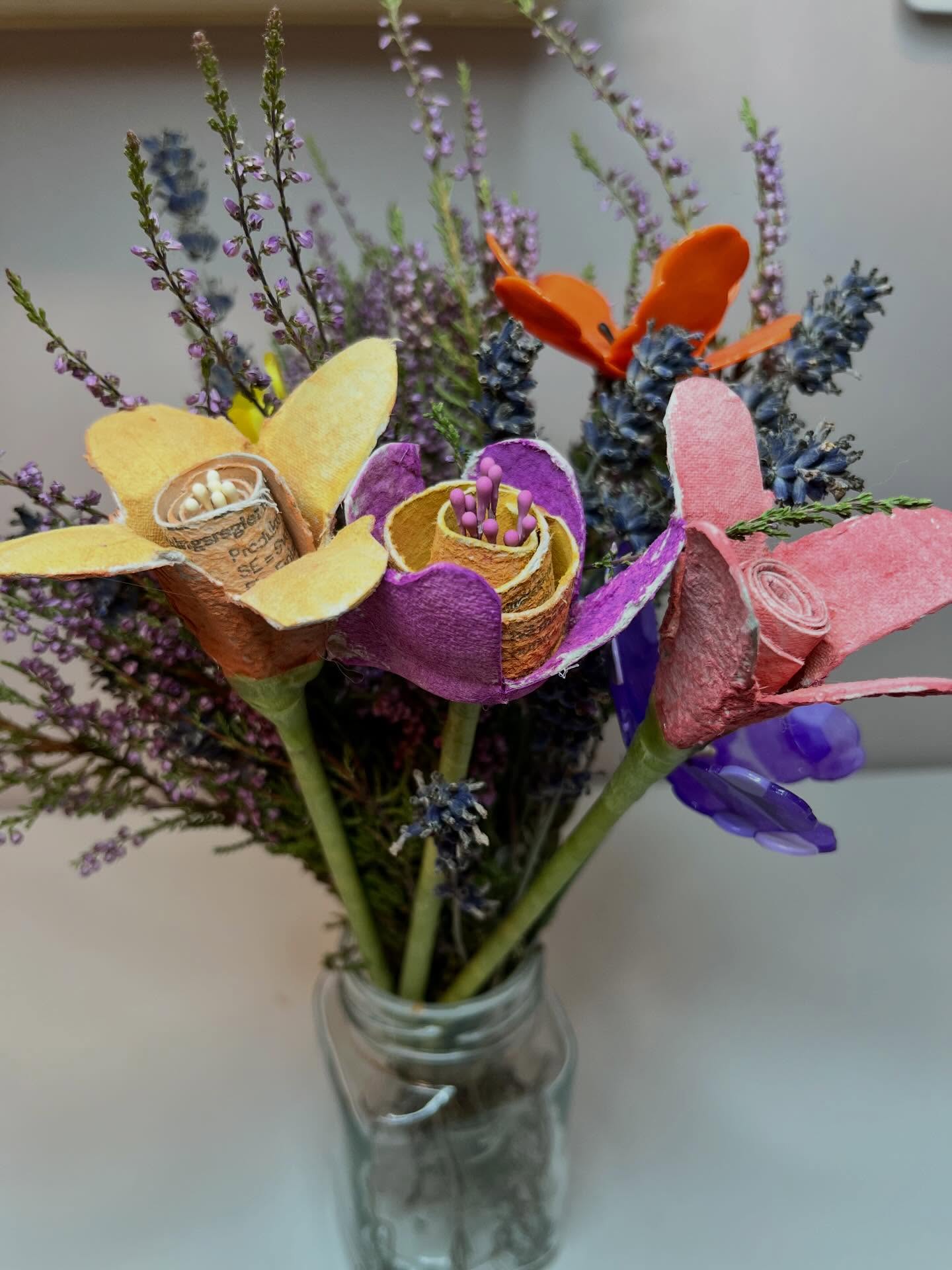 🇬🇧 Recycled Valentine’s Day Bouquet ❤️♻️
No need to buy a bouquet 🌹
We’ll make one… using an egg carton!
A simple and budget-friendly activity where:
✂️ we cut
🎨 we paint
🌸 we assemble
and create a long lifespan bouquet!
Together, we’ll build fine motor skills, raise awareness about recycling, and share a beautiful creative moment.
A last-minute craft… for a big “I love you” ❤️
—
🇫🇷 Bouquet recyclé pour la Saint-Valentin ❤️♻️
Pas besoin d’acheter un bouquet 🌹
On le fabrique… avec une boîte d’œufs !
Une activité simple et économique, dans laquelle:
✂️ on découpe
🎨 on peint
🌸 on assemble
et on offre un bouquet qui ne fane jamais
Ensemble, on va développer la motricité fine et sensibiliser au recyclage en partageant un super moment.
Une activité créative de dernière minute … pour un grand “je t’aime” ❤️
—
Valentine’s recycled Flowers | Craft for Valentine’s | Easy Recycled DIY | Fun Budget Play
#panduro #valentinescraft #funbudgetplay #inspiretheirearlyyears #recyclemeplay
—
materials from @panduroofficial and @cleopatre_collesetcouleurs
—