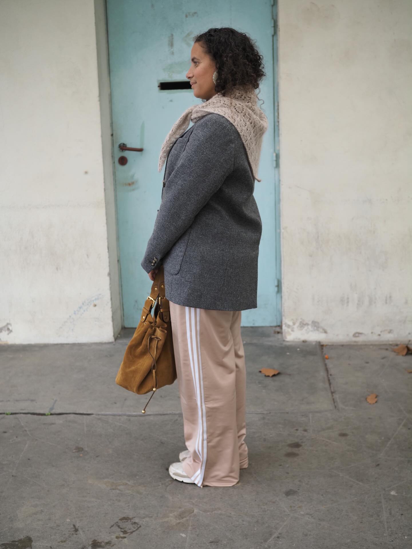 MERCI beaucoup pour l’accueil réservé à BABCIA. ❤️❤️❤️ Ça me fait très plaisir de voir qu’il vous plaît.
Je l’ai imaginé pour être tricoté avec nos écheveaux solitaires, pelotes orphelines ou nos restes.
On peut utiliser n’importe quelle épaisseur de fil et la taille d’aiguilles adaptées.
Il se tricote de la pointe vers le haut pour s’adapter à notre quantité de fil ou à la taille que l’on souhaite. Bandana, foulard ou grand châle… on fait comme on veux.
🍿 Retrouvez La Fiche tricot en français et en anglais sur Ravelry et www.AtelierEmilie.com avec 15% code BABCIA jusqu’à demain minuit (08 février)
Fils . @majogarn @yarnbysimone @lily.neige @dropsdesign
___________________________________
#atelieremiliedesigns #babciabyae
Tricot Knit knitting foulard châle bandana