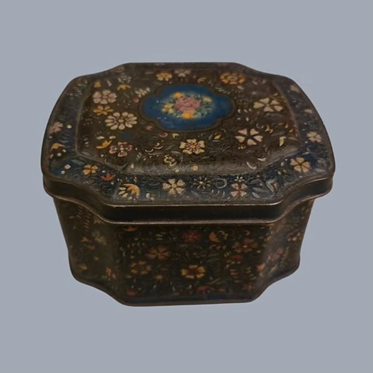 Vintage George W. Horner Floral Sweet Tin | https://share.google/UjbOjLgh8fHmLWnSg #stufftoyouandme #objetdart