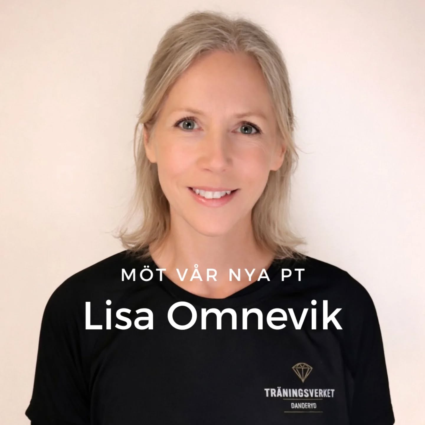 Välkommen Lisa till Träningsverket Danderyd!
Ska bli så kul att ha dig med oss och vi ser fram emot den tiden vi har framför oss!
Om Lisa:
Sport och träning har alltid varit en del av mitt liv. Jag har valt det för att det är roligt och för att kroppen ska hålla och må bra. Ett stillasittande arbete har gjort träningen extra viktig.
Träningen väckte mitt intresse för hur kroppen fungerar och hur den kan utvecklas. Jag utbildade mig därför hos Safe Education för att kunna börja leda andra som personlig tränare.
Min man och jag var varit flitiga medlemmar här på gymmet sedan starten och jag ser fram emot att nu ta en roll som Personlig Tränare.
Vill då få ny inspiration och ta nästa steg i din träning - välkommen att boka tid med mig!
Skulle du vilja boka in en PT-timme med Lisa så kan ni kontakta henne på Lisa@omnevik.se