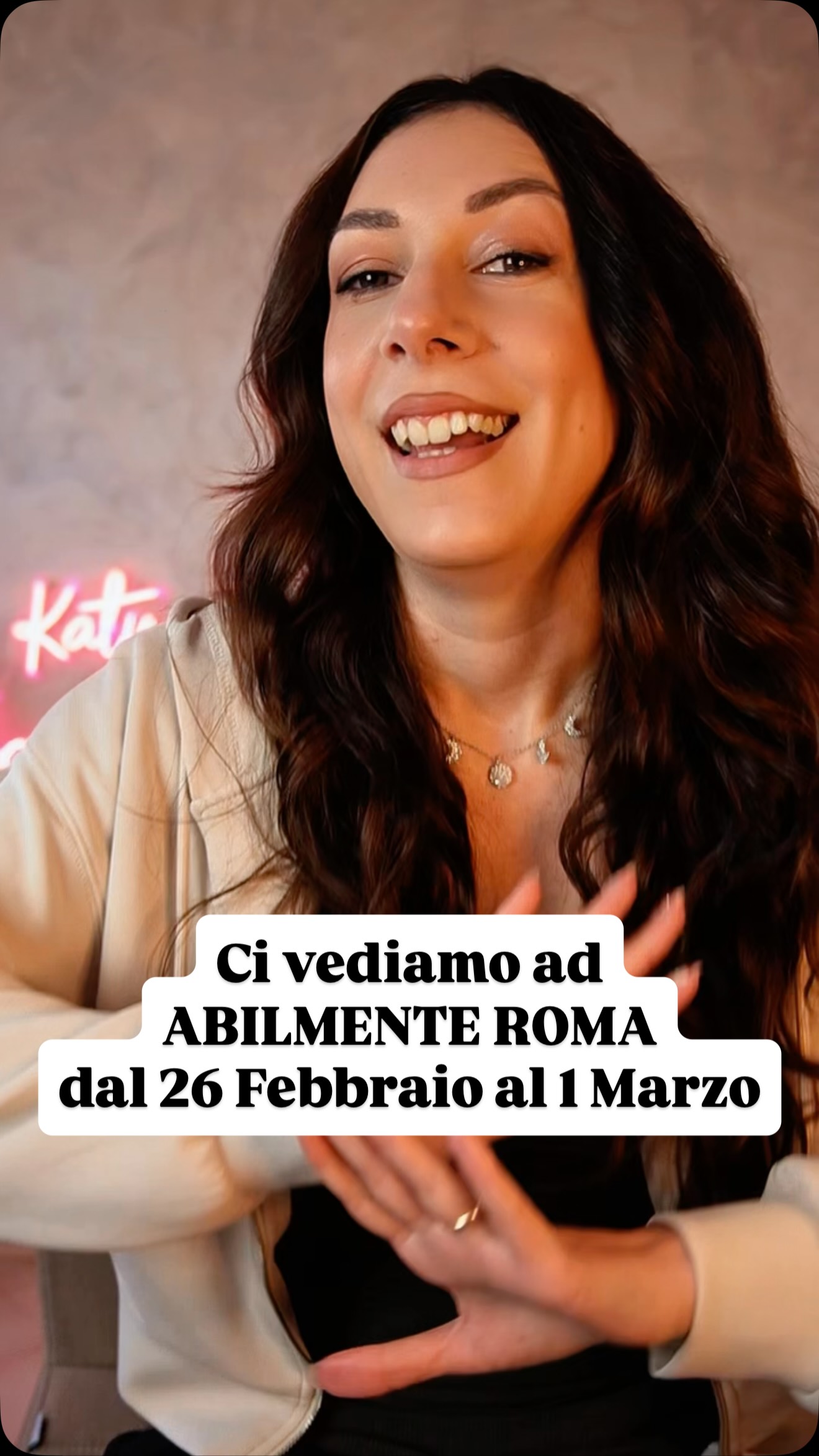 Il momento che aspettavo (e che aspettavamo!) è finalmente arrivato... Roma, sto tornando! ✈️
Non vedo l’ora di riabbracciarvi tra i colori e la creatività della Fiera @abilmente. Saranno giorni intensi, pieni di chiacchiere, filati e tantissima ispirazione. Mi troverete lì, pronta ad accogliervi con il mio sorriso più grande e tante novità targate Katy Handmade✨
📍 Dove mi trovate:
Padiglione 1 - Stand 716
Presto vi svelerò tutti i dettagli sui corsi e sulle dimostrazioni che terrò allo stand, ma sapete che la cosa che preferisco in assoluto è vedervi dal vivo: passate anche solo per un saluto, un selfie o per scambiare due chiacchiere creative! ❤️
🎟️ Regalino per voi: Se non avete ancora preso il biglietto, potete acquistarlo online sul sito ufficiale usando il mio codice promo: R1VIA
Salva il post per non perdere le coordinate del mio stand e tagga nei commenti l’amica che deve assolutamente venire con te! 👇🧶
••••
#abilmenteroma #FieraAbilmente #KatyHandmade #BorseUncinetto #UncinettoModerno