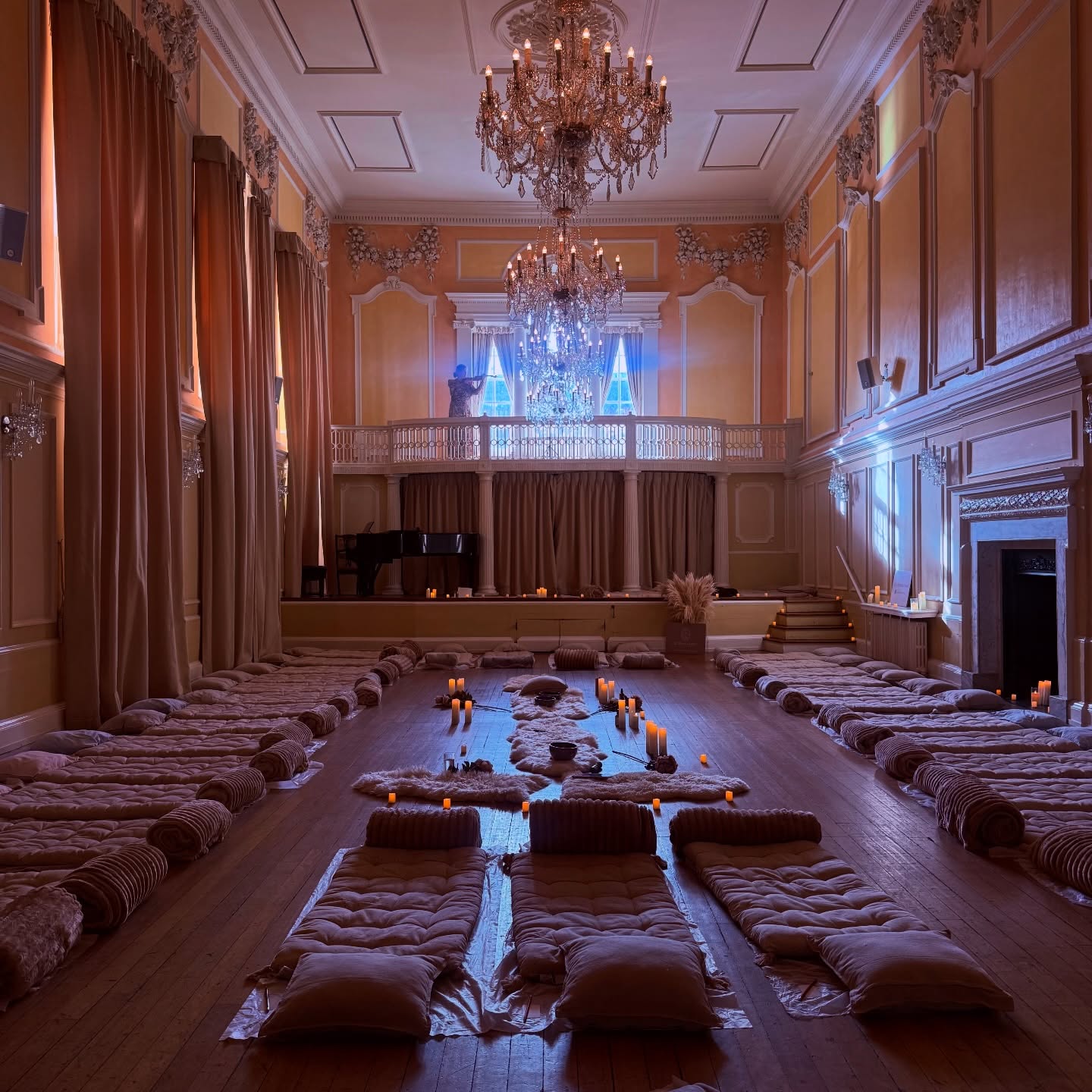 Cello lovers you won’t want to miss this!❤️We’re returning to Norwich this March with Deep C Resonance and it’s going to be powerful!
We’ll be going deep in this session, experiencing the full capacity of the cello Experience the full capacity of the cello from the powerful vibrations of the C string to the joy in Bach cello suites to the ethereal and mystical trance like sounds in leading cellists Colin Alexander.
📅 23/24/25 March
Assembly House, Norwich
Deep C Resonance
You’ll be guided by @christinamcmasterpiano with a deep relaxation and delving deeper into the resonances with Tibetan bowl sound healing and gong with @seedofchangewellness followed b the lying down concert experience by leading cellist @cellinalexander
Places are filling up fast, so do book in:
🎟️ Booking via www.liedownandlisten.com
🔗 see link in biog
Also catch Deep Resonance at The Painted Hall, Old Royal Naval College on 📅13/14 March.
#liedownandlisten