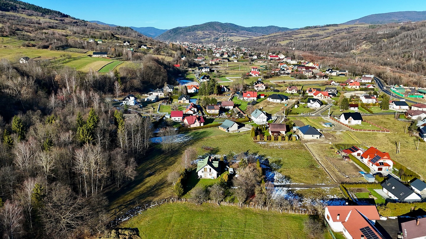 💰120 tys. zł
🌿 Nowa działka budowlana w Kamienicy 🌿
Spokój, słońce i góry na wyciągnięcie ręki.
📍 Kamienica, działka ew. 4686/6
📐 801 m²
📏 regularny kształt, ok. 23 × 35 m
☀️ teren płaski i doskonale nasłoneczniony
🚙 bardzo dobry dojazd
🏡 Spokojne osiedle nowych domów
🚗 dojazd z drogi asfaltowej, prywatna droga w udziałach
🌳 cisza, prywatność i zielone otoczenie
🚶♀️ W pobliżu działki:
✔ szkoła podstawowa
✔ sklep spożywczy
✔ piekarnia
✔ lokalne usługi
🚗 Centrum Kamienicy
⏱ około 30 minut spacerem lub 3 do 5 minut autem
✔ restauracje i kawiarnie
✔ banki i sklepy
✔ zabytkowy dwór z restauracją
✔ stadnina koni Dworek Gorce
🏞️ Gorce i Beskid Wyspowy
🚴 trasy piesze i rowerowe, w tym Velo Dunajec
🌲 Gorczański Park Narodowy
🔭 wieża widokowa w Gorcach
📄 MPZP: teren zabudowy mieszkaniowej i mieszkalno rekreacyjnej
✅ działka typowo budowlana
⚡️wszystkie media na sąsiednich działkach
To idealne miejsce na dom, w którym naprawdę chce się żyć.
🔗https://www.apexkoncept.pl/dzia%C5%82ki/widokowa-dzialka-budowlana-w-kamienicy
🤝 Zapraszamy do kontaktu w celu uzyskania dodatkowych informacji oraz by umówić spotkanie, podczas którego chętnie opowiem o innych atutach tej nieruchomości.
_________
📍Mszana Dolna, ul. Starowiejska 4C
☎️ tel. 798 370 312
📩 anna@apexkoncept.pl
📲 apexkoncept.pl
#działkabudowlana #Kamienica #Gorce #BeskidWyspowy #domwgorach #działkanasprzedaż #nieruchomości #ApexKoncept