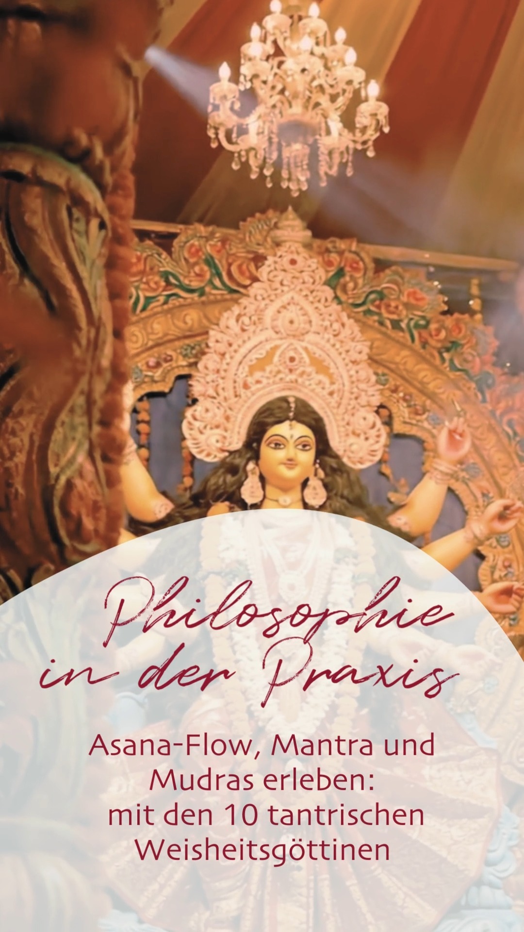 🕉️ Hast du dich schon einmal mit den Hintergründen des Yoga befasst?
Dann ist dir sicher aufgefallen, dass unsere Yoga-Praxis tiefe Wurzeln im Hinduismus hat – einer Religion mit einer unfassbar reichen Mythologie und einer vielfältigen Götterwelt.
🌿 Was auf den ersten Blick vielleicht weit weg wirkt, ist unserem Alltag näher, als wir denken.
Denn die Geschichten dieser Götter erzählen im Kern von uns selbst: von unseren Herausforderungen, Sehnsüchten, Ängsten und unserem Wachstum.
🕉️ Wenn Yoga zur gelebten Philosophie wird…
…und Bewegung, Atem, Mantra und Mythologie zu einer Reise nach innen verschmelzen.
In ihrer Fortgeschrittenen Anusara Stunde am Montagabend & Donnerstagmorgen taucht @yogina_rv Ina aktuell tief in die Welt der 10 tantrischen Weisheitsgöttinnen (#Mahavidyas) ein – zehn kraftvolle Archetypen, die uns als Verkörperung der kosmischen Urkräfte eine freudvolle und befreite Sicht auf das Leben schenken. Die tantrische Philosophie bejaht das Leben radikal in all seinen Facetten: Licht und Schatten, Schöpfung und Zerstörung, Hingabe und Transformation.
✨ Präsenz statt Vermeidung
✨ Verkörperung statt nur Verstehen
✨ Bewusstsein statt Automatismus
🧘Jede Woche widmet sich Ina im Unterricht einer der tantrischen Göttinen und lässt ihre Qualitäten in Asana, Flow, Mantra und Mudra lebendig werden. So wird die Praxis zu mehr als Bewegung: zu einer verkörperten Erfahrung von Bewusstsein, Mut, Hingabe und innerer Klarheit.
💫Inspiration findet diese Reihe u.a. in dem Buch „Mit dem Leben tanzen“ von Diana Sans, in dem die tantrischen Weisheitsgöttinnen mit Ritualen, Mythologie und moderner Lebenspraxis verbunden werden.
Diese Reihe ist sehr beliebt. Kein Wunder: Wer einmal erlebt hat, wie tief Yoga gehen kann, wenn #Philosophie, Atem und Bewegung eins werden, versteht, warum diese Stunden so besonders sind.
✨ Wenn du Yoga nicht nur üben, sondern erleben willst – dann sei dabei.
Die Plätze sind begrenzt – schnell sein lohnt sich.
#yogaraumravensburg #yogaphilosophie #yogamythen #tantrayoga #dianasans #mitdemlebentanzen #spiritualitätimalltag #bewusstsein #yogalife #yogainspiration #yogadeutschland #yogaliebe #achtsamkeit #innererweg @spanda.education