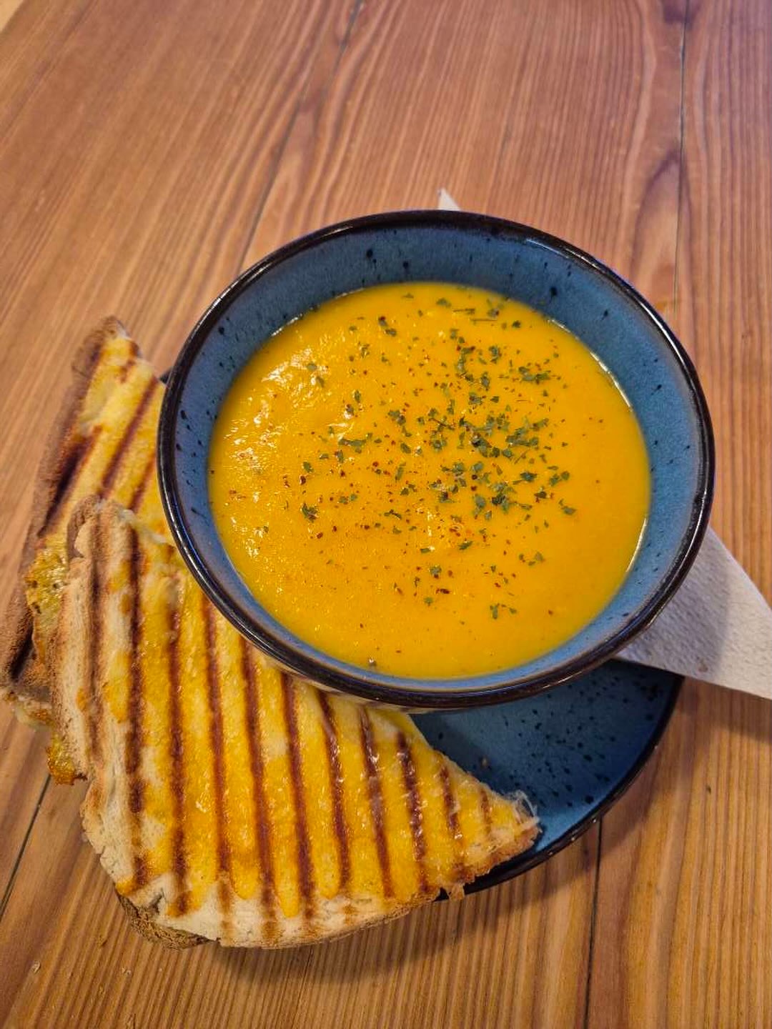 SOUP OF THE DAY: Spiced sweet potato
Available today until it’s gone!
#SoupOfTheDay #CafeBluebird #ChamonixFood #ChamonixSud #HomemadeSoup