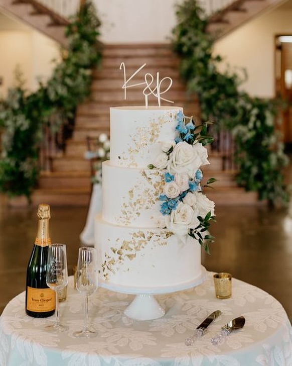 The epitome of a classic setup at The Springs 🩵💙🤍
•
•
•
•
#cake #cakedecorating #cakedesign #cakeart #cakedecorator #cakedesigner #wedding #weddingcake #weddingcakes #dallaswedding #dfwweddings #dallasweddingcakes #dfwweddingcakes #fall #fallwedding #fallweddingcake #weddingcakeideas #weddingcakeinspiration #weddingcakeinspo #cakeslice #cakecutting