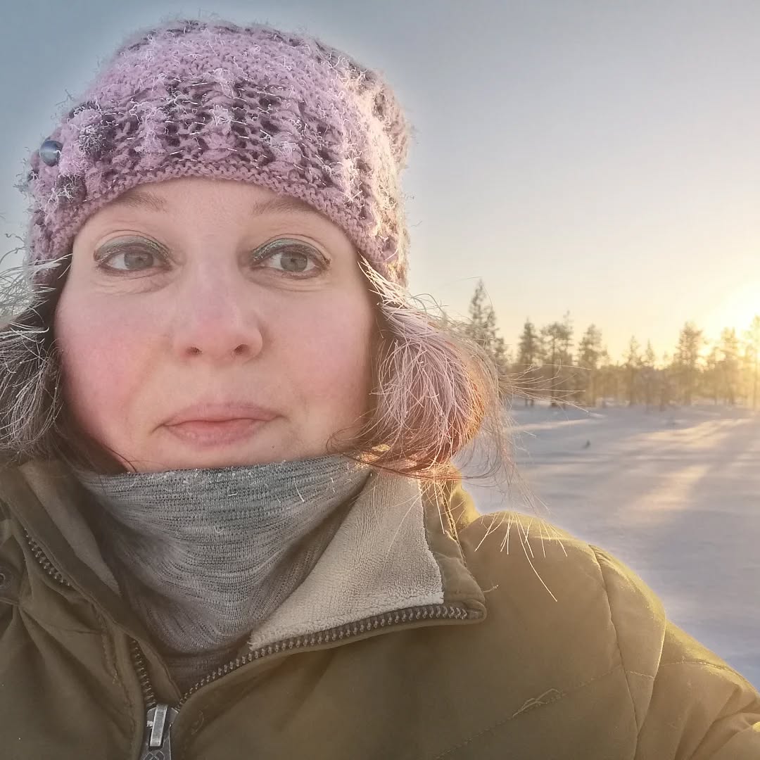 Aurinko - kuinka ihanaa saada sinut takaisin. Suorastaan helpotus.
Kaunis kevät koittaa. Koitetaan kaikki olla enemmän parantavassa luonnossa ja auringossa helpottamassa oloamme.
Olen mukana vesimeditaatio ryhmässä, jossa joka maanantai klo 12 hiljennymme ja keskitymme lähettämään rauhan ajatuksia ja toiveita veden tietoisuuden kautta. Se on hyvä ryhmä, joka palauttaa myös omat ajatukset kaaoksesta rauhaan.
Ihanaa, kun välillä avautuu ovia uusiin sydäntä helpottaviin asioihin aivan luonnollisesti. Se on hyvä merkki.
#vedentietoisuus #rauhanajatukset #ajatusenergia #kevättäkohti