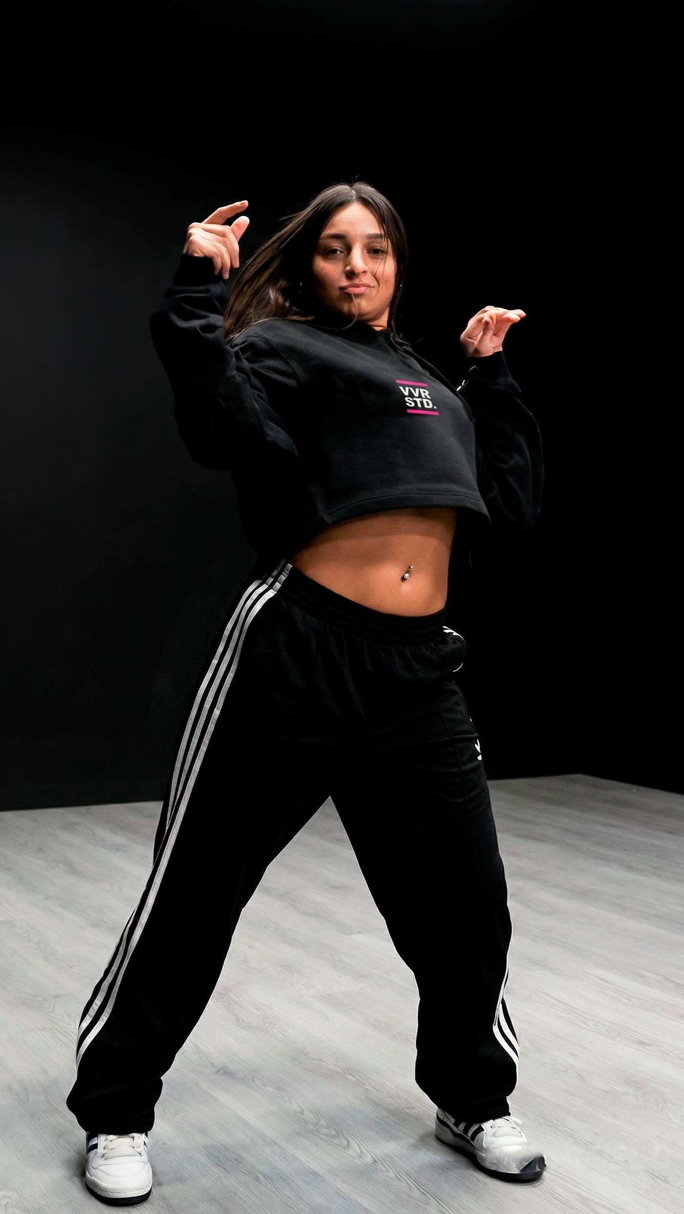 New collection | New studio 🎬
Lola ganó el sorteo y le tocó estrenar su sudadera en nuestro nuevo estudio! Os gusta? 😎
🖥️ vivrastudio.com
📲 644 879 386
#vivra #academiadebaile #urbano #urban #valencia