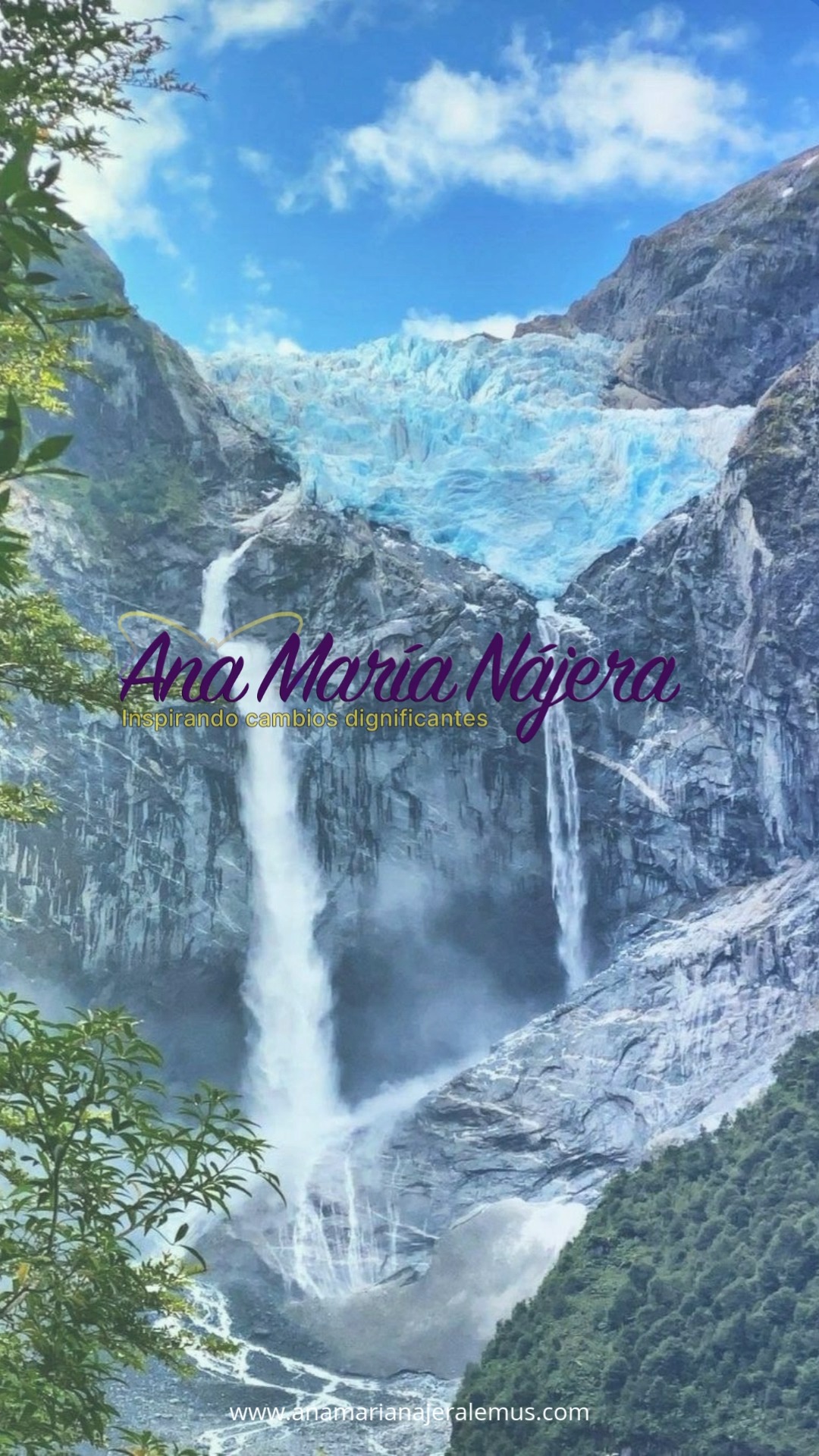 De niño me fascinaba el circo y, sobre todo, el elefante, cuya fuerza inmensa contrastaba con una pequeña estaca que parecía incapaz de detenerlo.
Durante años creí que obedecía por adiestramiento, hasta entender que su límite no era físico, sino una memoria temprana de impotencia aprendida.
Ese recuerdo, grabado cuando era débil, se volvió una frontera invisible que jamás volvió a cuestionar, aun cuando ya poseía la fuerza para liberarse.
La historia del elefante nos recuerda que muchas ataduras persisten solo porque aceptamos antiguas derrotas como verdades definitivas.
Inspirado en Jorge Bucai
https://www.anamarianajeralemus.com/