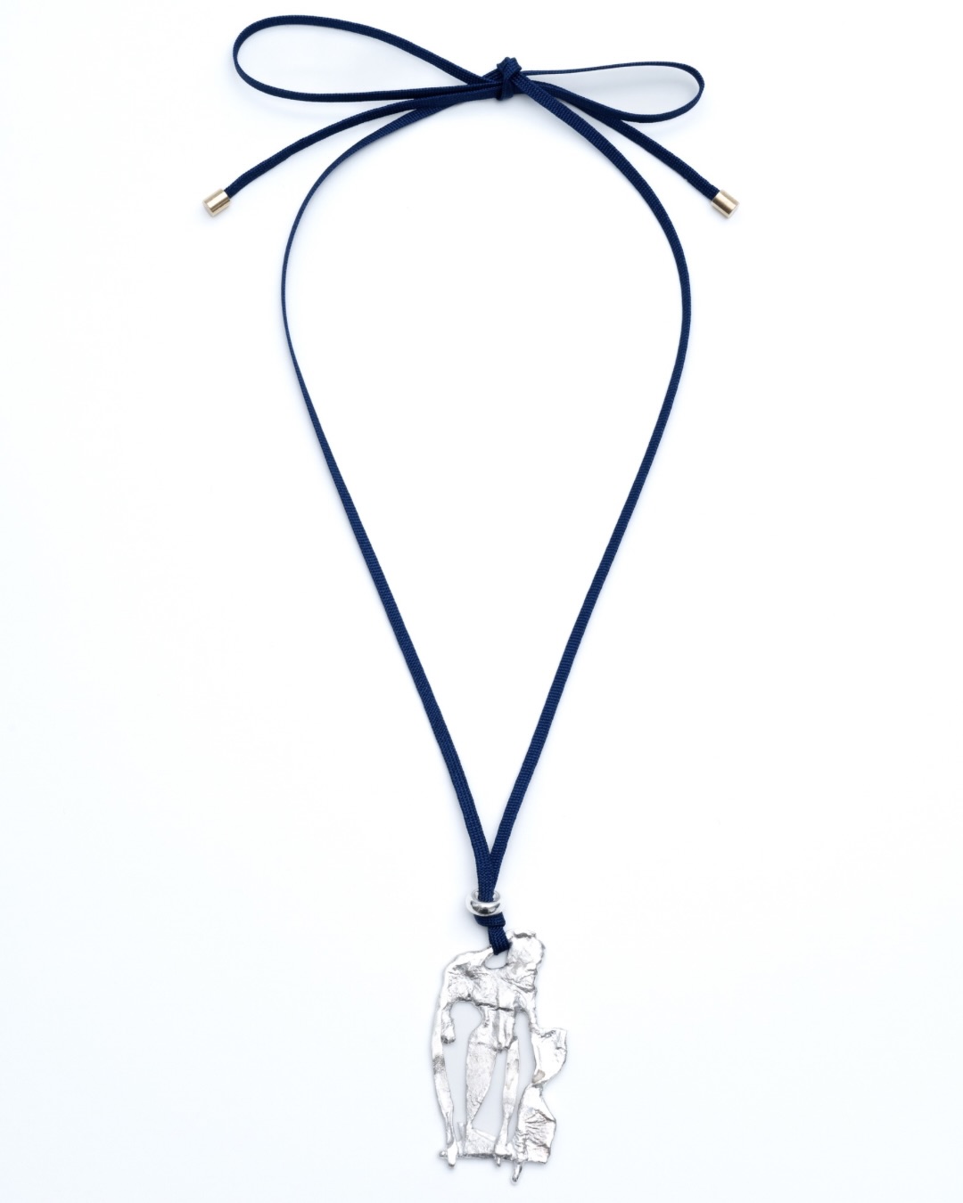 Né de l’assemblage de l’argent sous le feu,
le pendentif HOMBRE se révèle lentement, dans l’intensité de la flamme.
La matière fond, se lie, se transforme.
Et dans ce chaos maîtrisé, des formes apparaissent.
Chacun y projette son regard, son imaginaire.
Ici, j’y vois une statue grecque.
Un fragment de corps figé dans le métal,
comme une mémoire ancienne capturée par le feu.
Le pendentif HOMBRE ne raconte pas une seule histoire.
Il ouvre un espace.
Celui où le feu, l’argent et l’œil de celui qui regarde se rencontrent… 📸 @nikovds #jewelry #jewels #silver #art #artisan