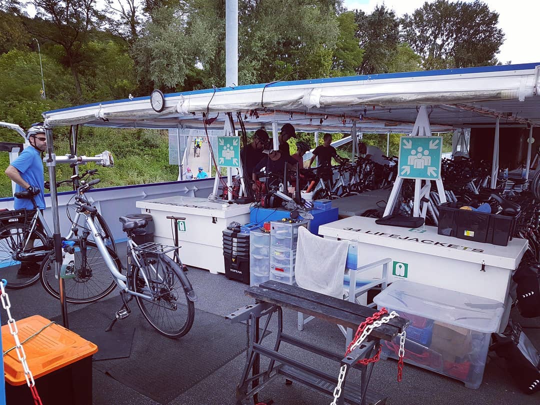 ...quiet moment of our mechanic at deck...while others prefer winetasting in Loupiac.. #boatbike #bikecruise #bikeboat #bikeandboat #winetours #winetasting #wijnproeven #wijnreis #wijnreizen #wijn #loupiac #dordogne