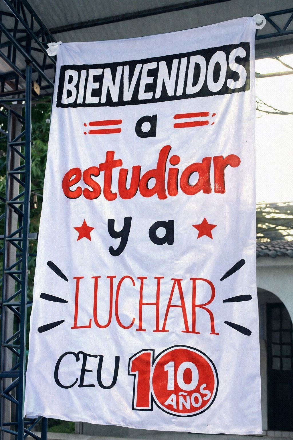 Damos la bienvenida a las y los estudiantes que hoy se integran a nuestra universidad. Desde ADU celebramos estos espacios de encuentro y agradecemos al @ceu_unillanos por permitirnos compartir con ustedes.
Creemos firmemente en la necesidad de afianzar la unidad entre el estamento profesoral y el estudiantil, porque es en la organización conjunta donde fortalecemos las luchas que buscan defender y mejorar nuestra universidad pública.
¡Bienvenidas y bienvenidos! A estudias y a luchar...