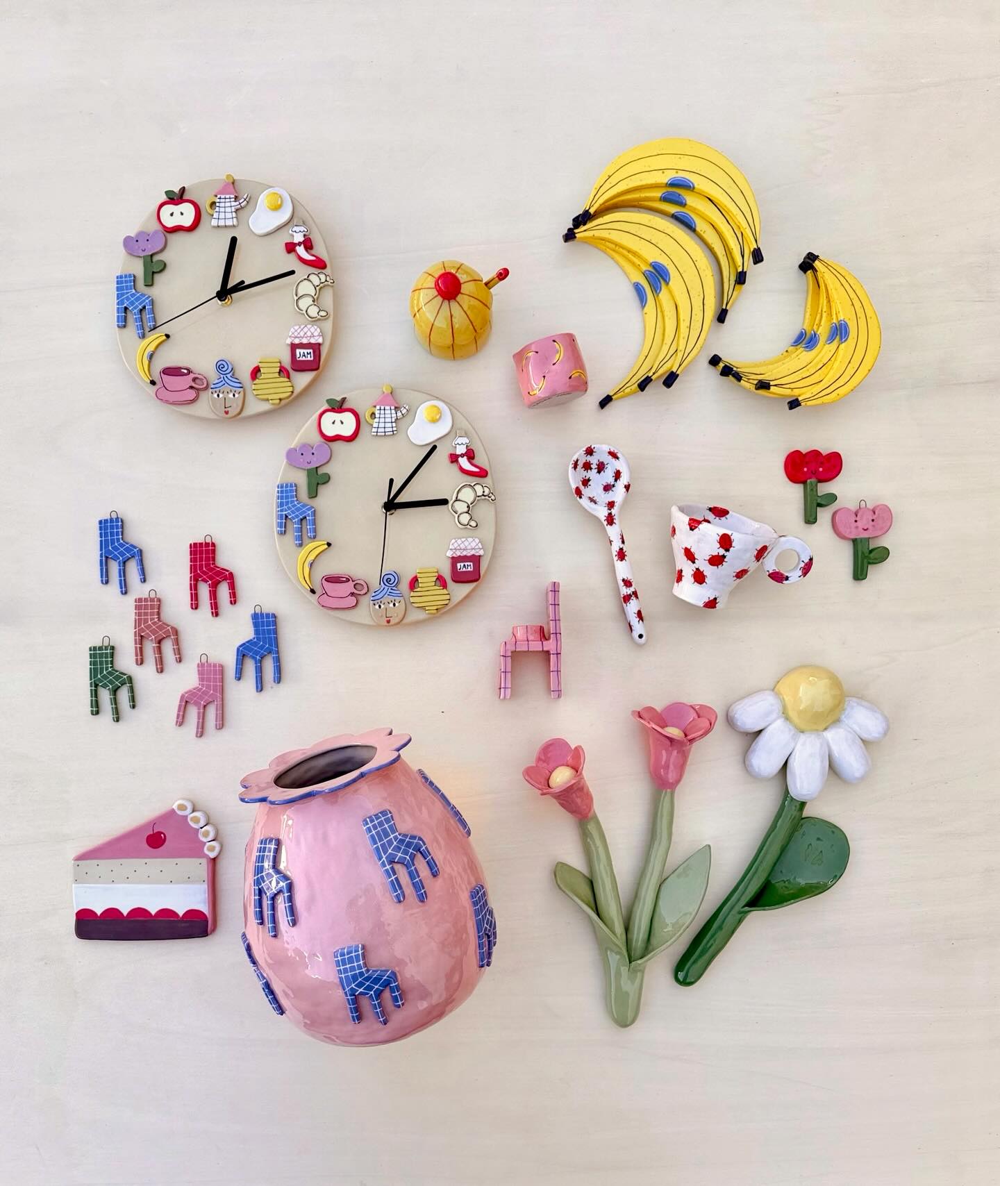 Guten Morgen, ihr Schnütchen!
Hier seht ihr - wie immer - das gesamte Menü, das euch morgen um 10 Uhr auf studiotadaa.com serviert wird.🍴
Zu jeder Bestellung gibt's wieder ein kleines Geschenkchen. 🥰👐🏼
Ich freu' mich auf euch! 🫶🏻
#shopupdatetomorrow #ceramicshop #handbuiltpottery #ceramicartist