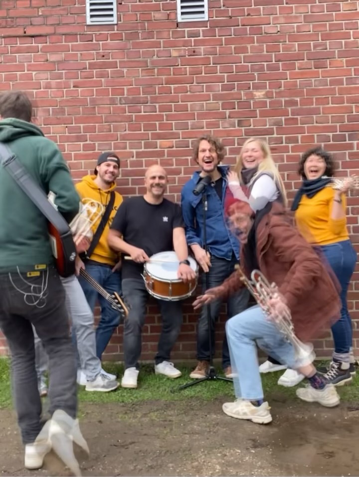 Wer hat heute Wetter genossen??? 🌈🐛 wir danken euch an diesem wunderbaren Wochenende für euren support, eure Klicks, eure Likes, Nachrichten und Dancemoves 🫶🏼 2026 wird gut. #cologneband #livemusic #brasspop #liveband #durchallezeiten