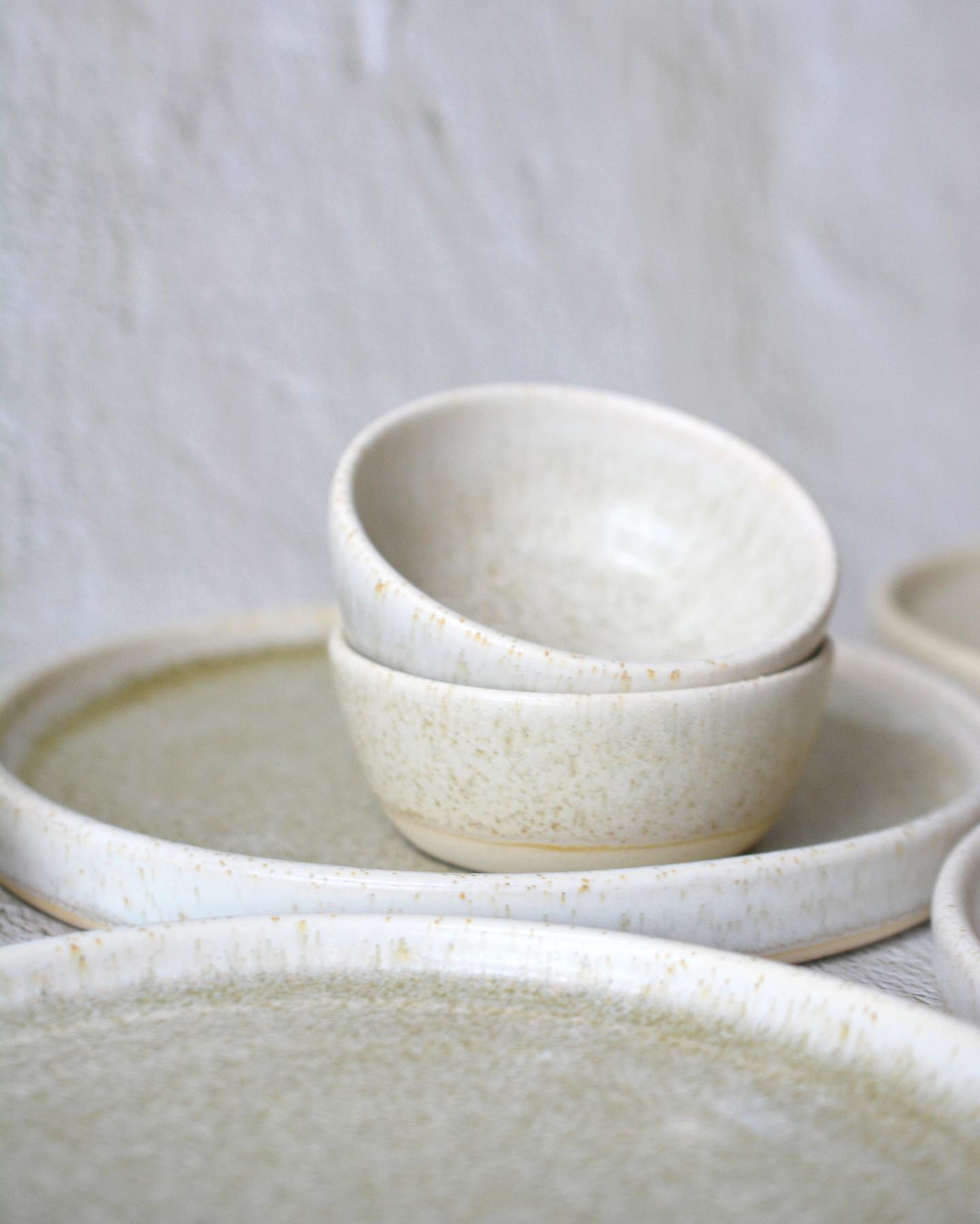 🤍
esmaltes que cautivan la vista y llenan el corazón .
la sensación de abrir los hornos y encontrarse con piezas que te conquistan a primera vista no tiene precio. 🤩
.
.
.
.
.
.
.
.
.
.
#pottery #potterystudio #ceramics #ceramic #handmade #loveceramics #loveceramic #lovepottery #clay #stoneware #gres #white #natural #neutraldecor #stone #deco